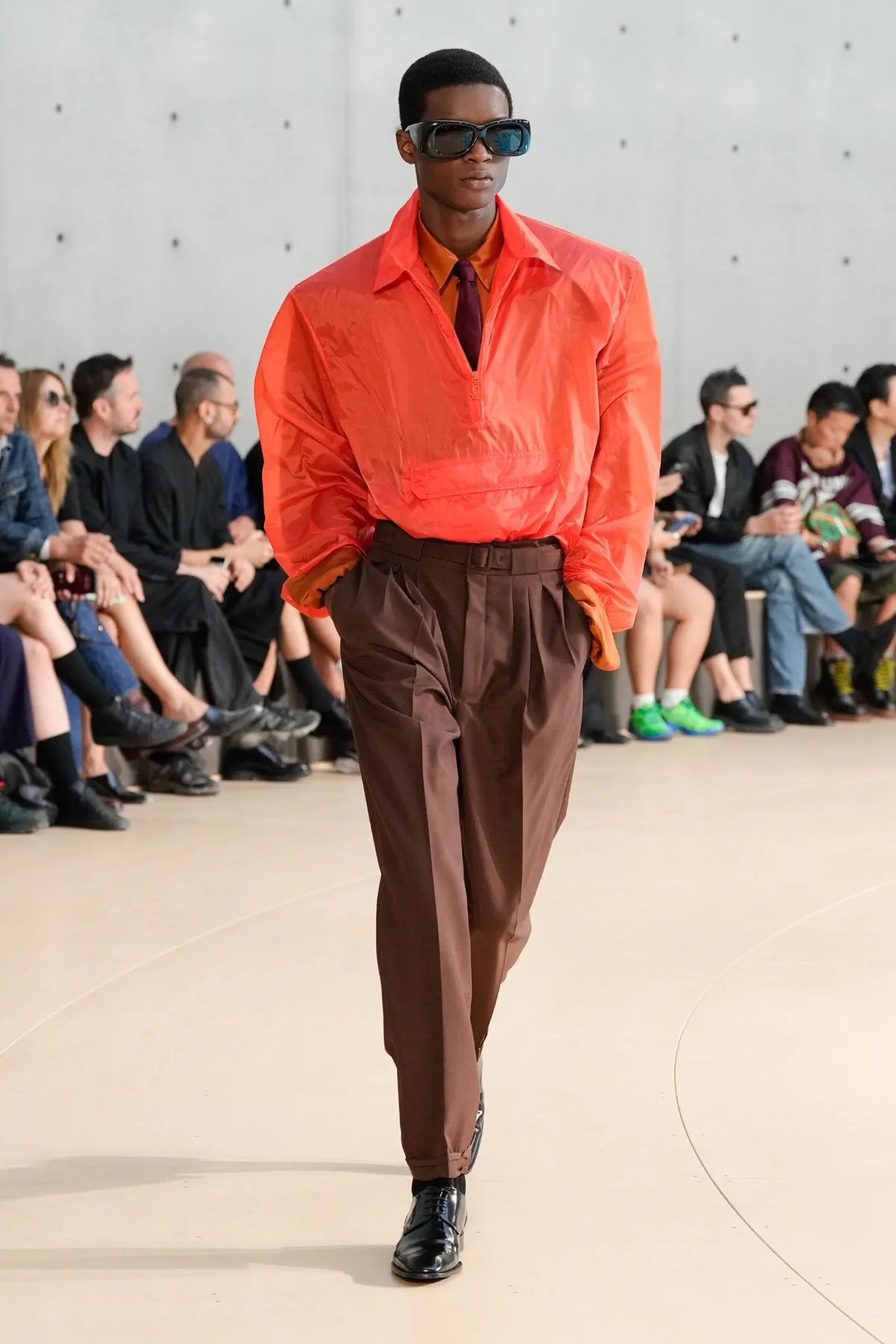 Anthony Vaccarello présente sa collection printemps 2026 de Saint Laurent sous un nouveau jour coloré