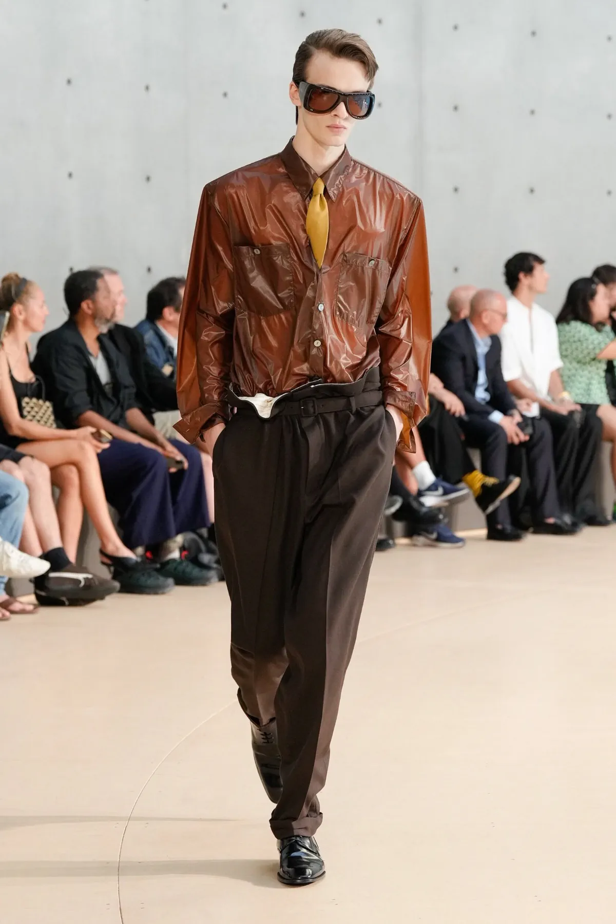 Anthony Vaccarello présente sa collection printemps 2026 de Saint Laurent sous un nouveau jour coloré
