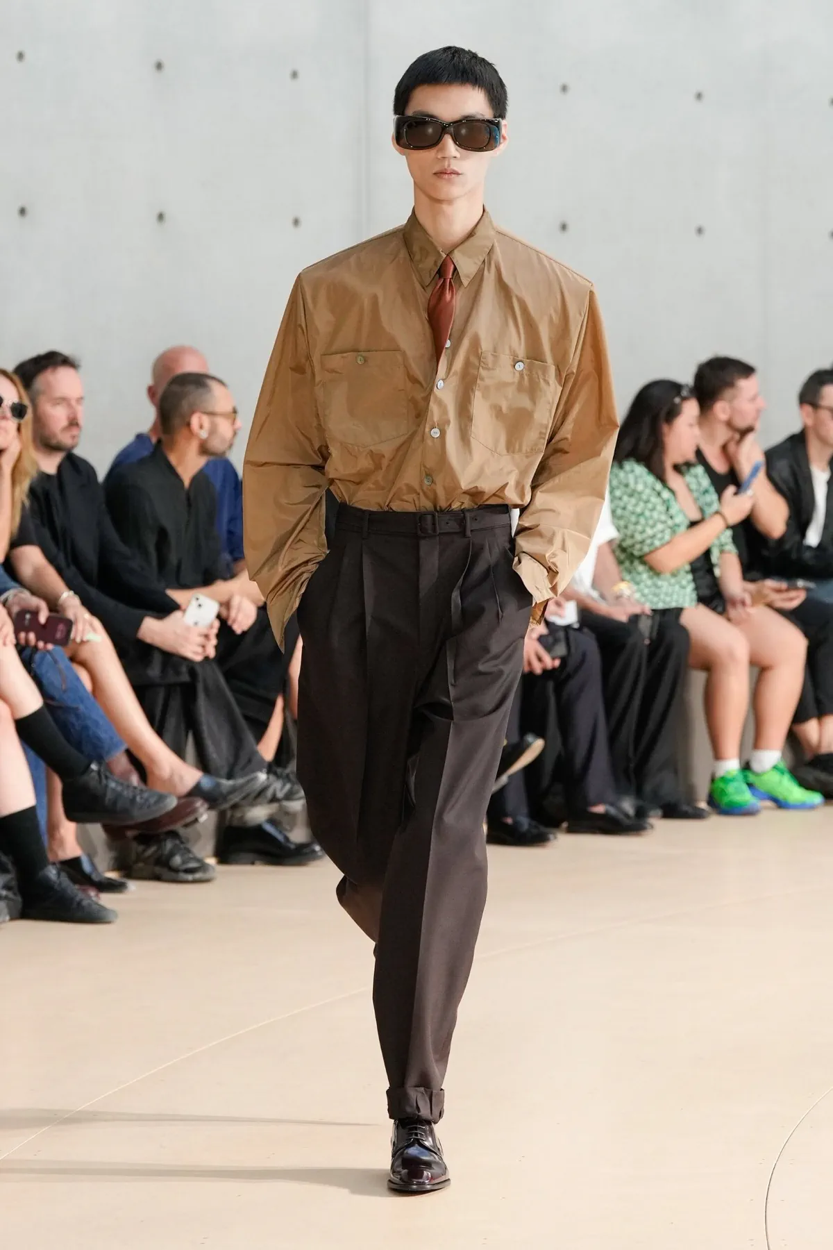 Anthony Vaccarello présente sa collection printemps 2026 de Saint Laurent sous un nouveau jour coloré