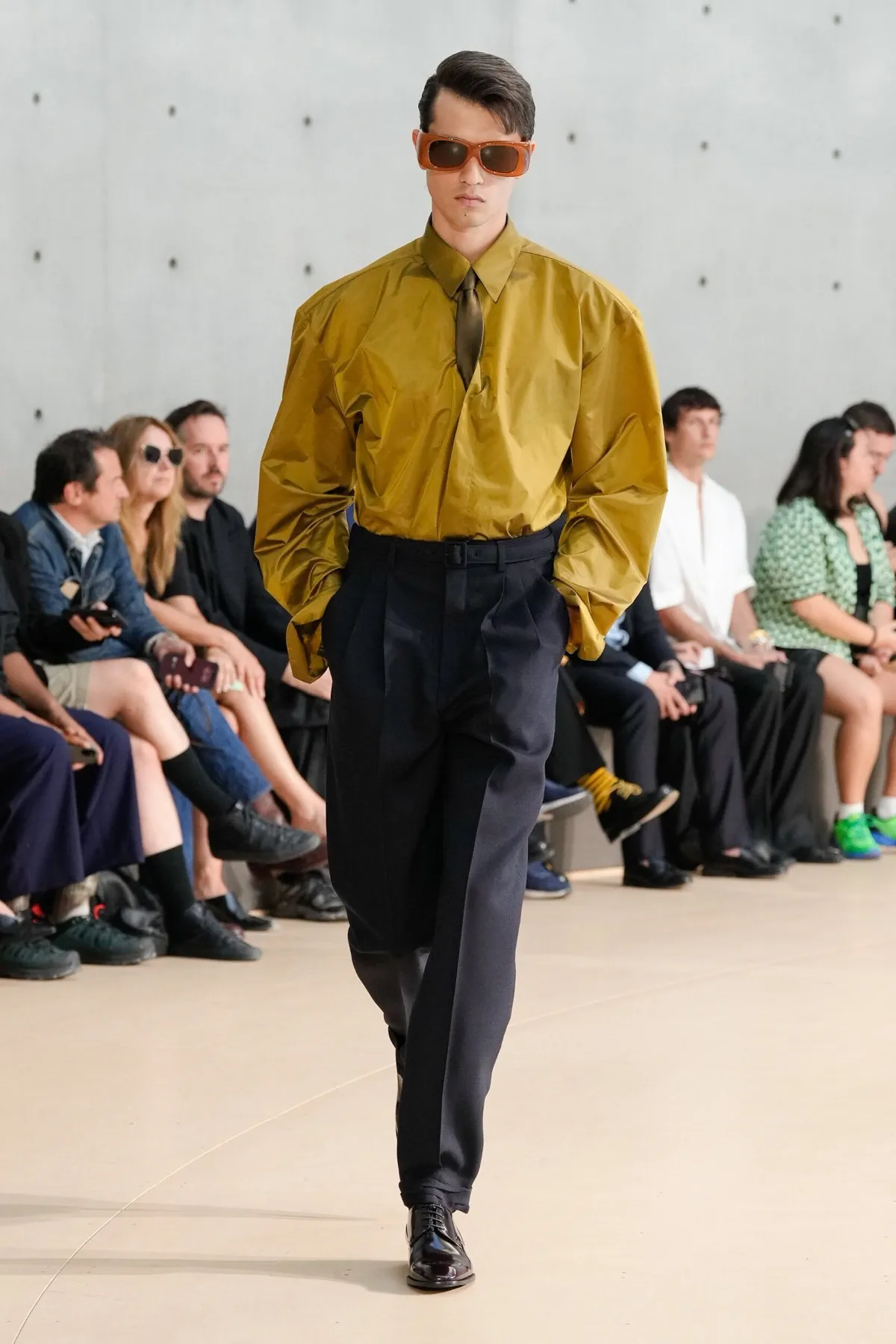 Anthony Vaccarello présente sa collection printemps 2026 de Saint Laurent sous un nouveau jour coloré