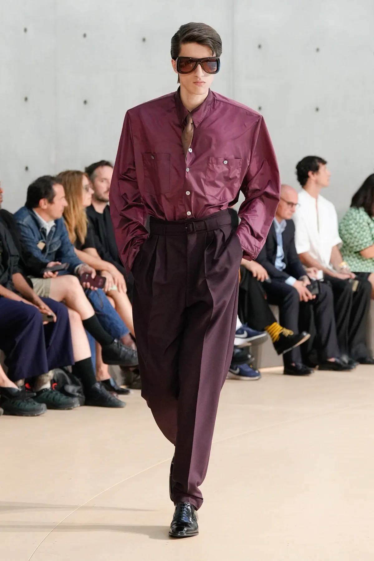 Anthony Vaccarello présente sa collection printemps 2026 de Saint Laurent sous un nouveau jour coloré