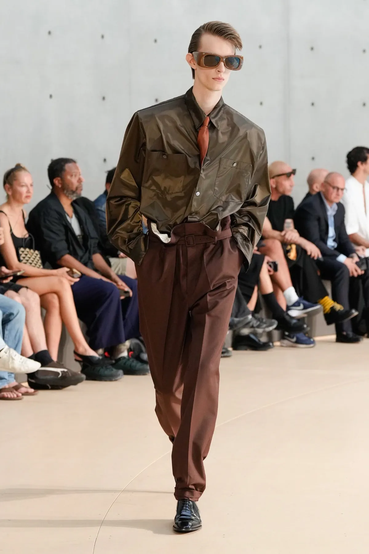 Anthony Vaccarello présente sa collection printemps 2026 de Saint Laurent sous un nouveau jour coloré