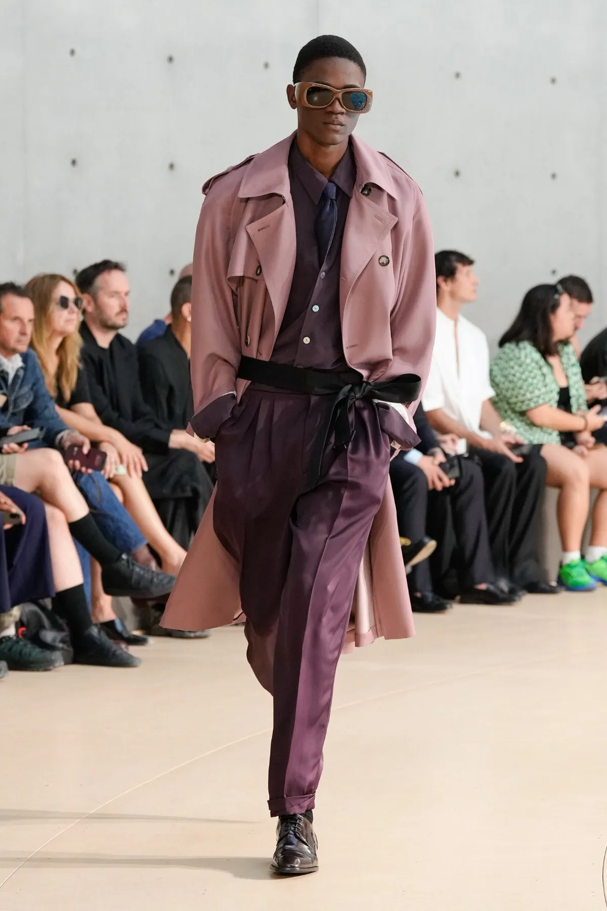 Anthony Vaccarello présente sa collection printemps 2026 de Saint Laurent sous un nouveau jour coloré