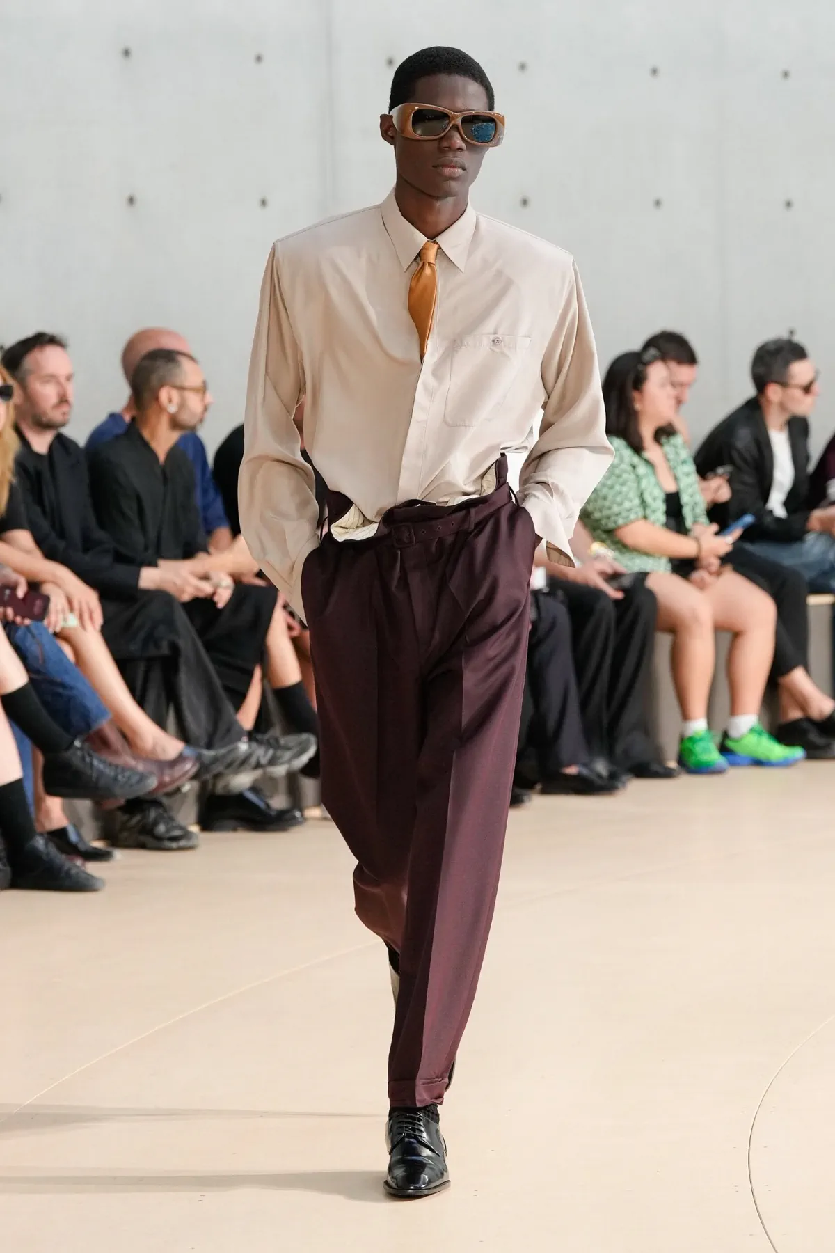 Anthony Vaccarello présente sa collection printemps 2026 de Saint Laurent sous un nouveau jour coloré