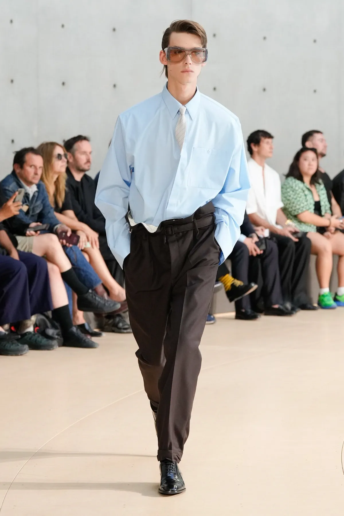Anthony Vaccarello présente sa collection printemps 2026 de Saint Laurent sous un nouveau jour coloré