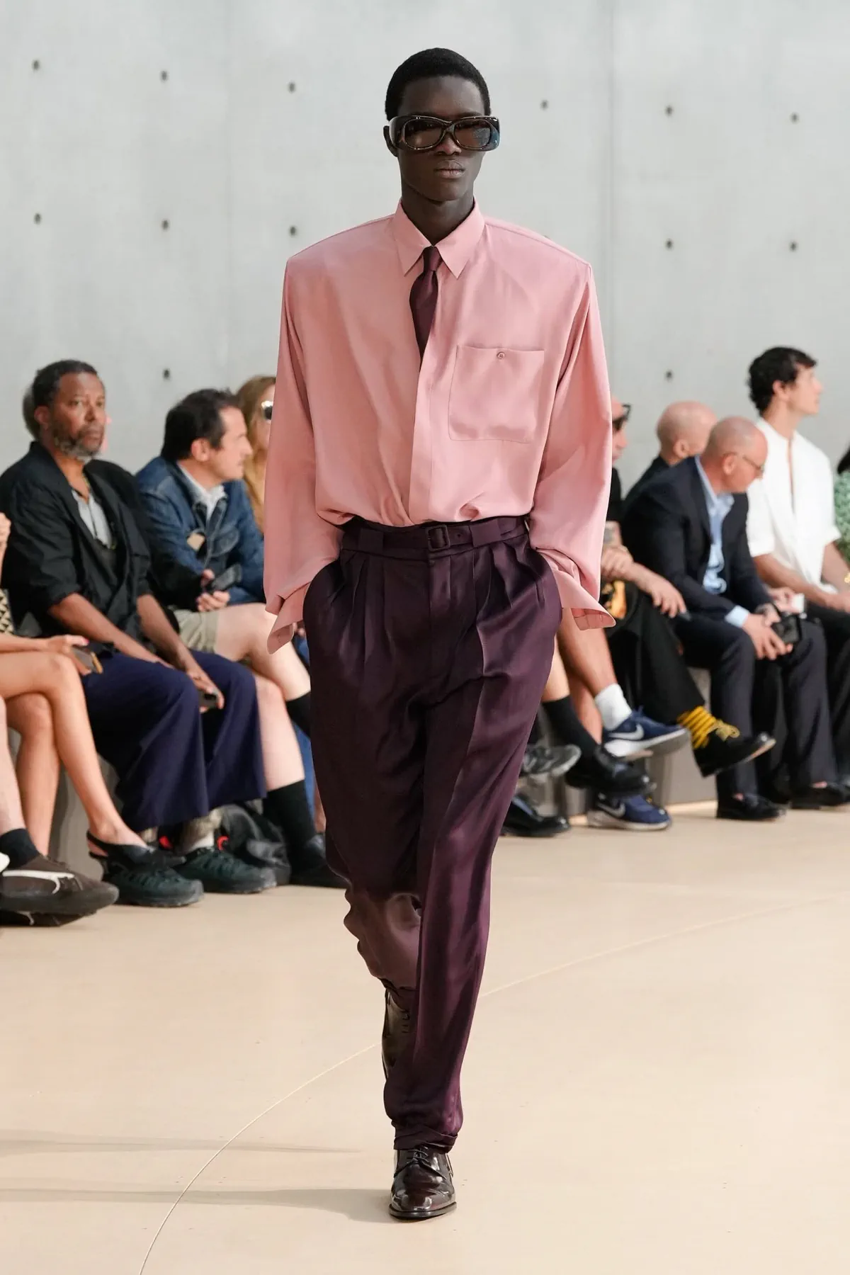 Anthony Vaccarello présente sa collection printemps 2026 de Saint Laurent sous un nouveau jour coloré