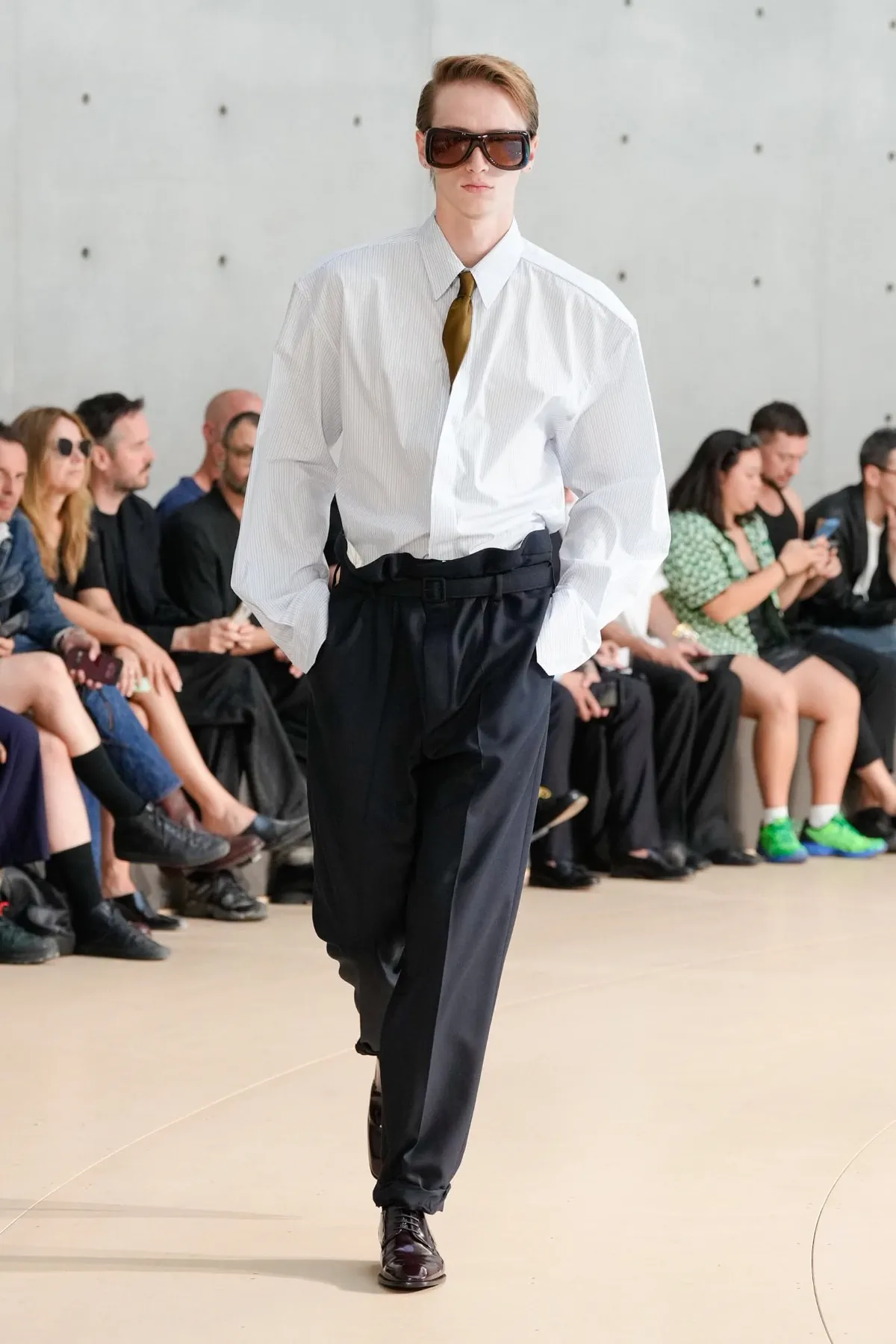Anthony Vaccarello présente sa collection printemps 2026 de Saint Laurent sous un nouveau jour coloré