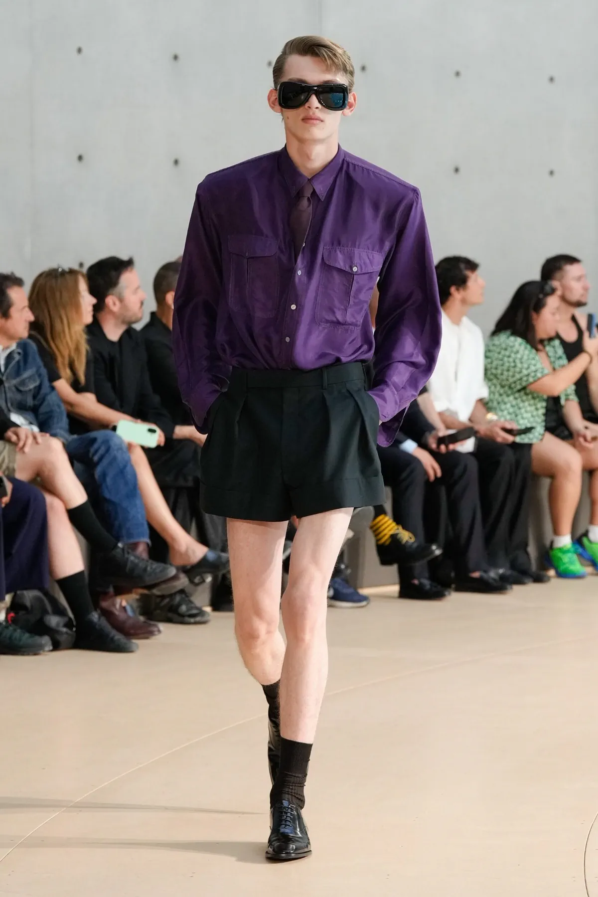 Anthony Vaccarello présente sa collection printemps 2026 de Saint Laurent sous un nouveau jour coloré