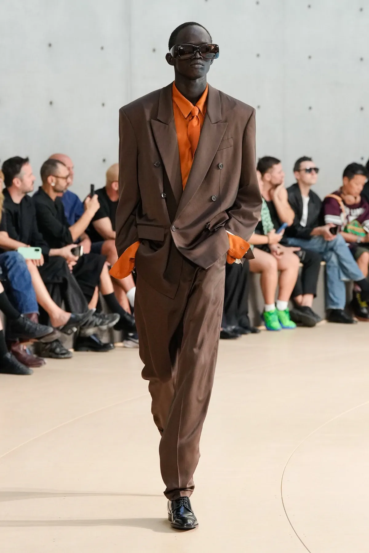 Anthony Vaccarello présente sa collection printemps 2026 de Saint Laurent sous un nouveau jour coloré