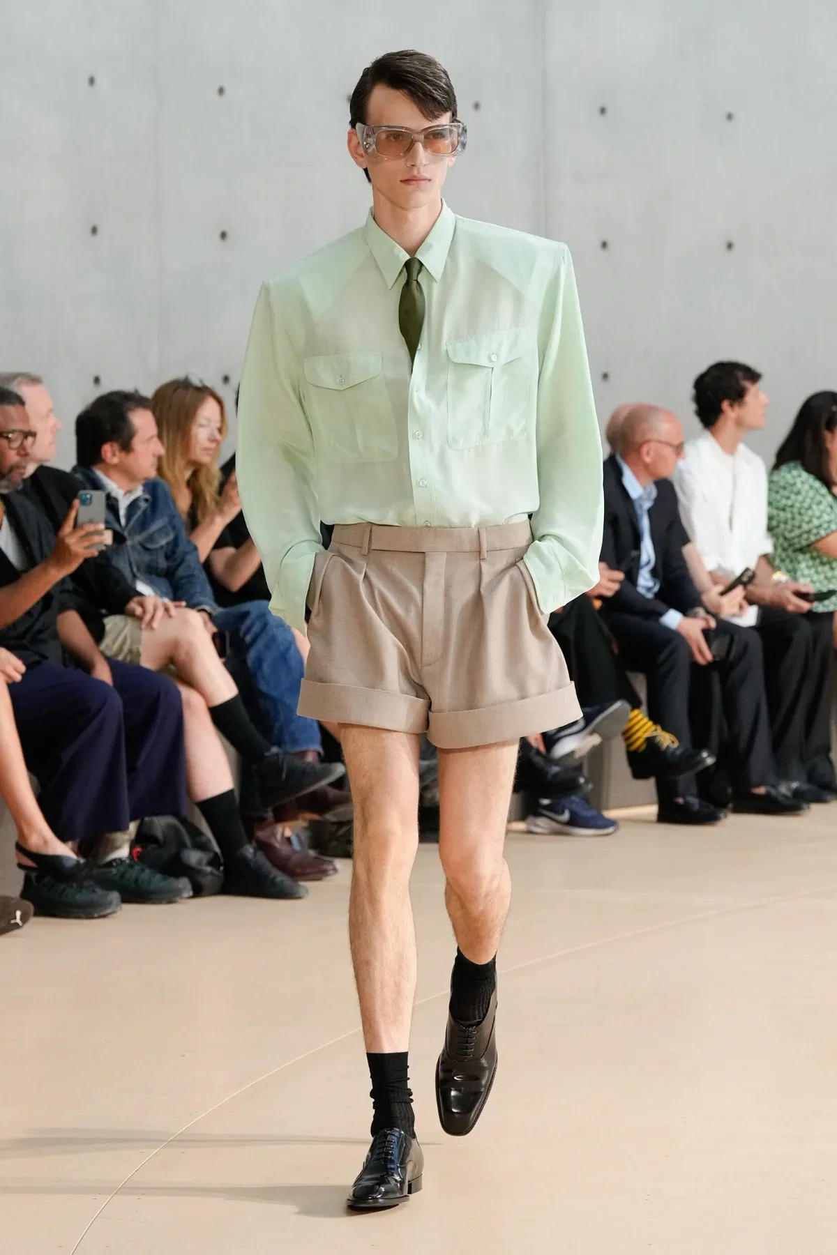 Anthony Vaccarello présente sa collection printemps 2026 de Saint Laurent sous un nouveau jour coloré