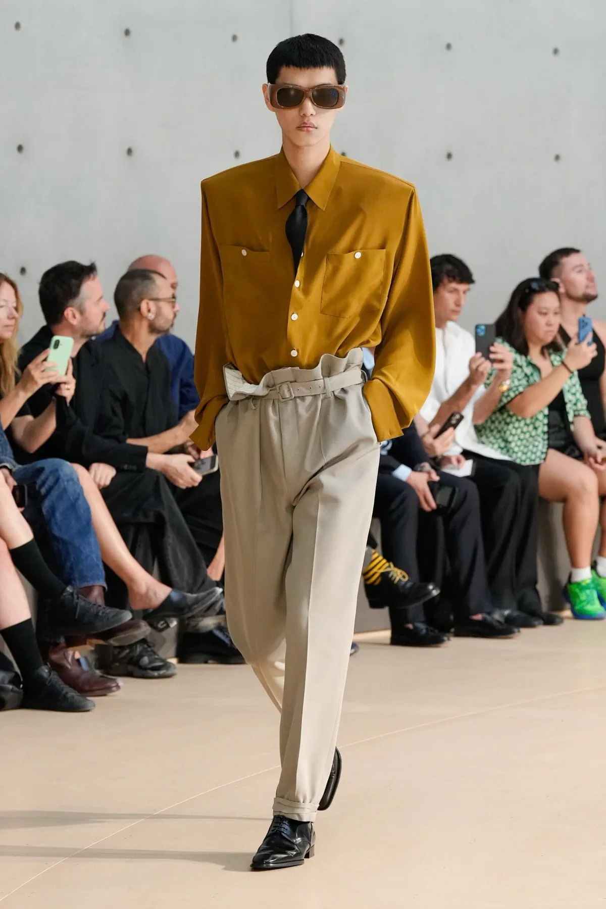 Anthony Vaccarello présente sa collection printemps 2026 de Saint Laurent sous un nouveau jour coloré