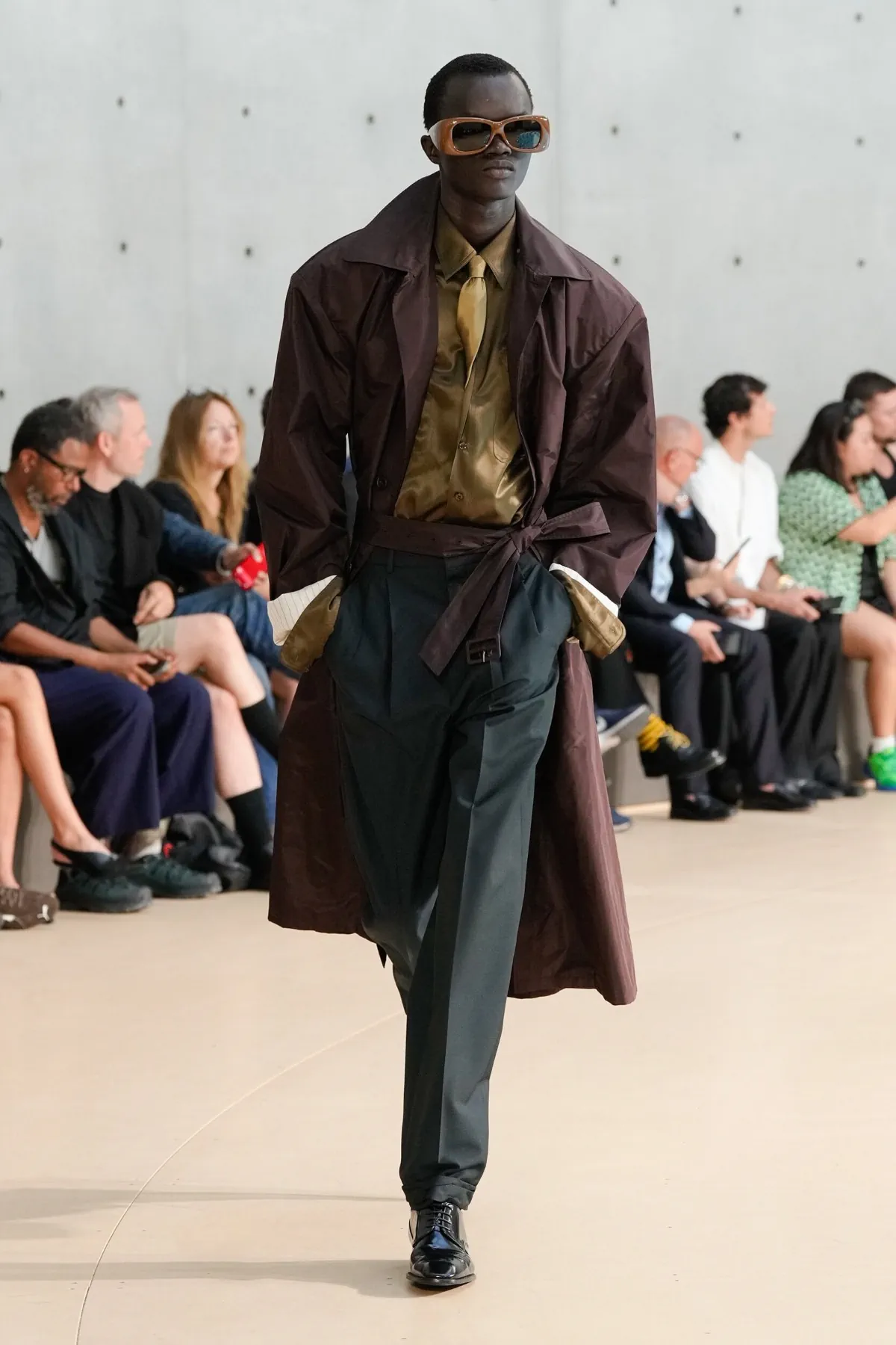Anthony Vaccarello présente sa collection printemps 2026 de Saint Laurent sous un nouveau jour coloré