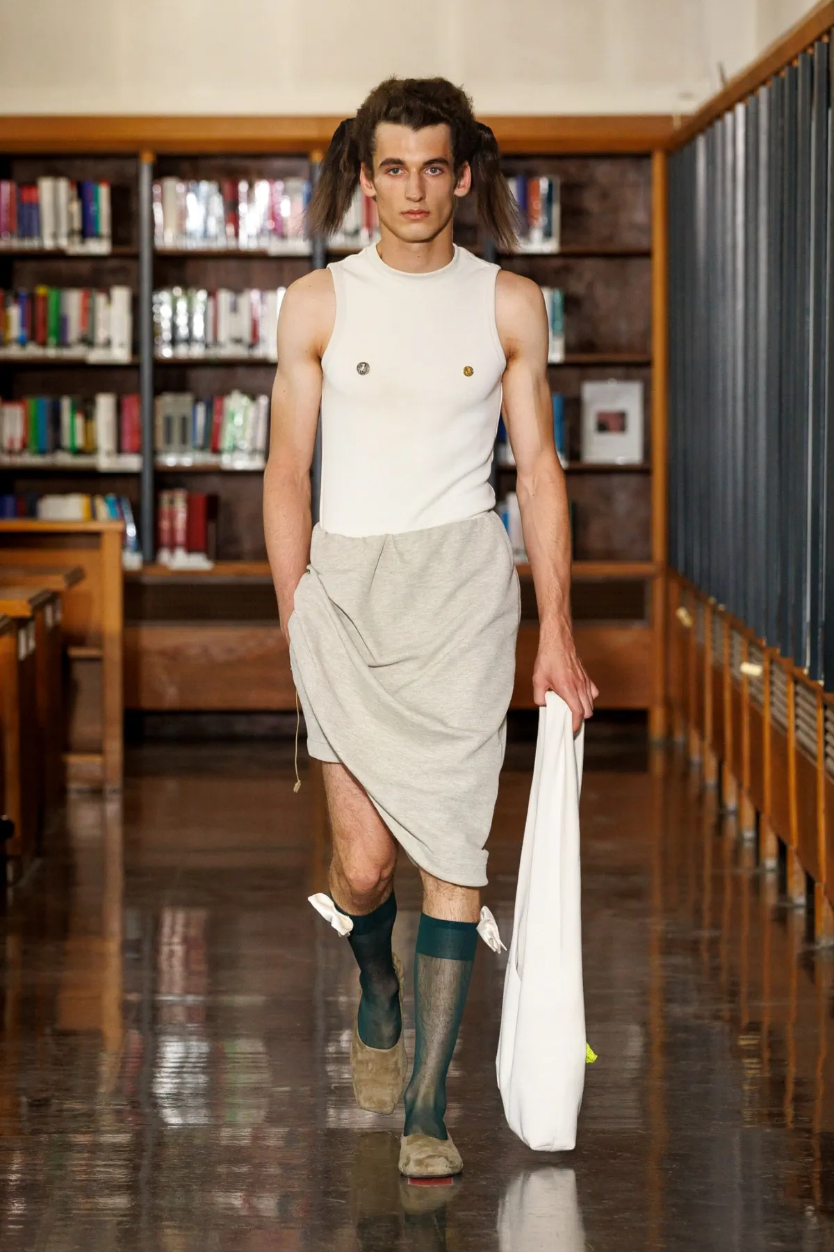 Printemps 2026, SEAN SUEN transforme la bibliothèque parisienne en théâtre onirique