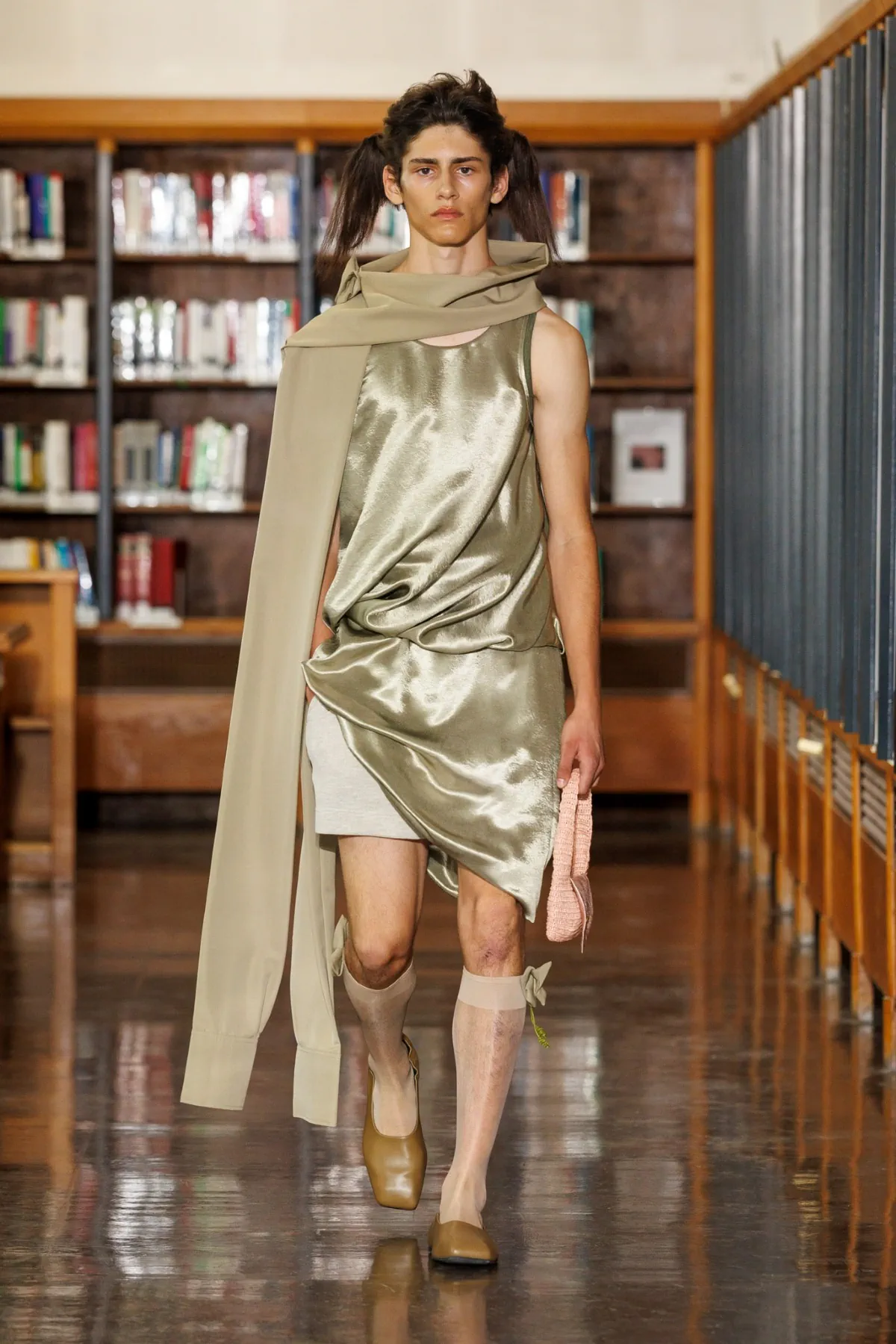 Printemps 2026, SEAN SUEN transforme la bibliothèque parisienne en théâtre onirique