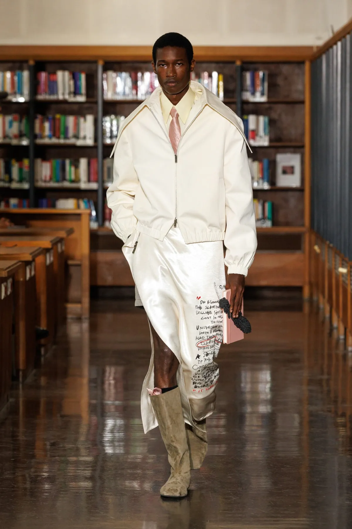 Printemps 2026, SEAN SUEN transforme la bibliothèque parisienne en théâtre onirique