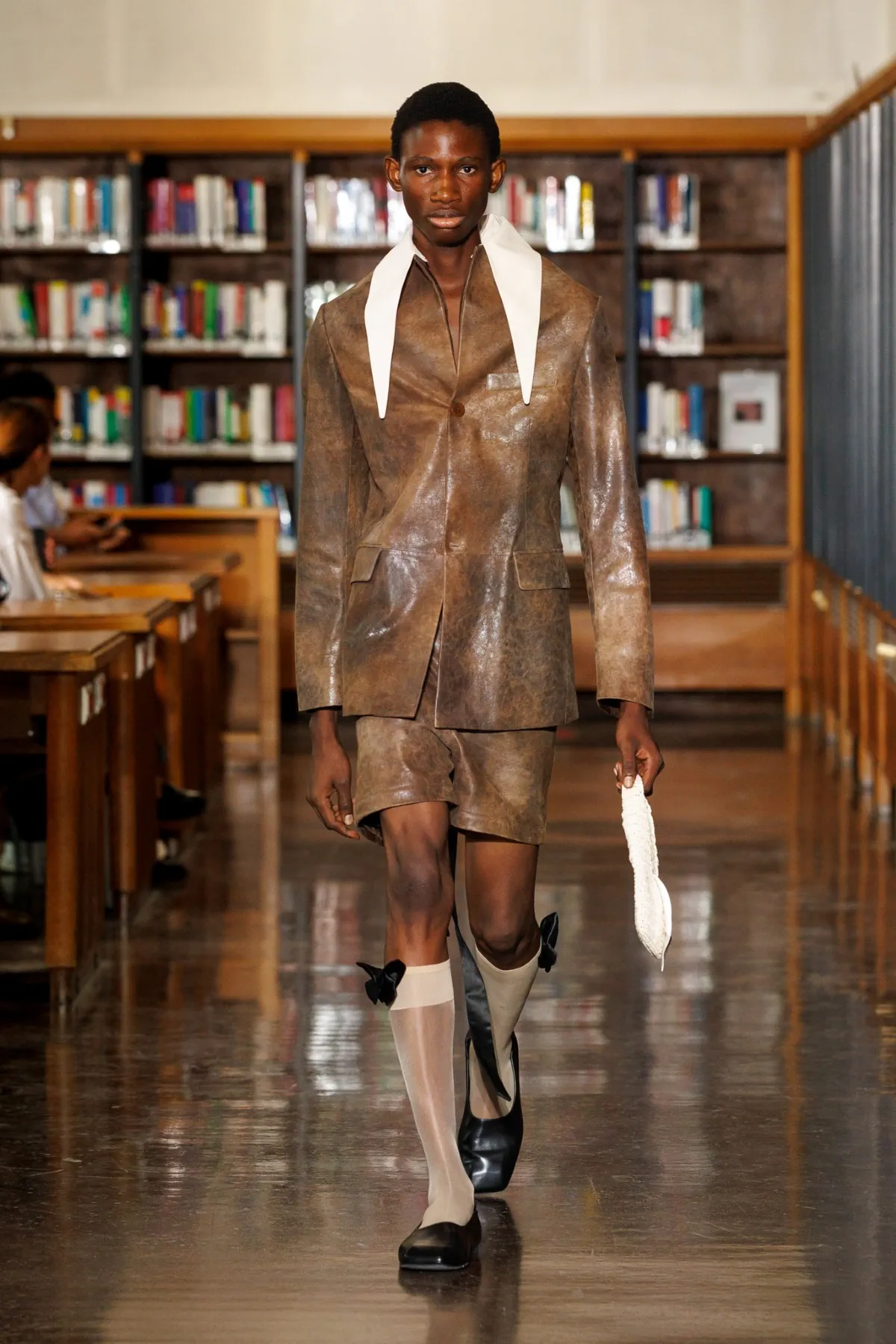 Printemps 2026, SEAN SUEN transforme la bibliothèque parisienne en théâtre onirique