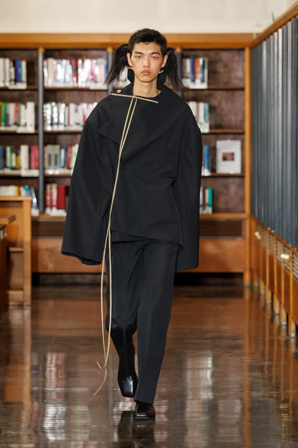 Printemps 2026, SEAN SUEN transforme la bibliothèque parisienne en théâtre onirique