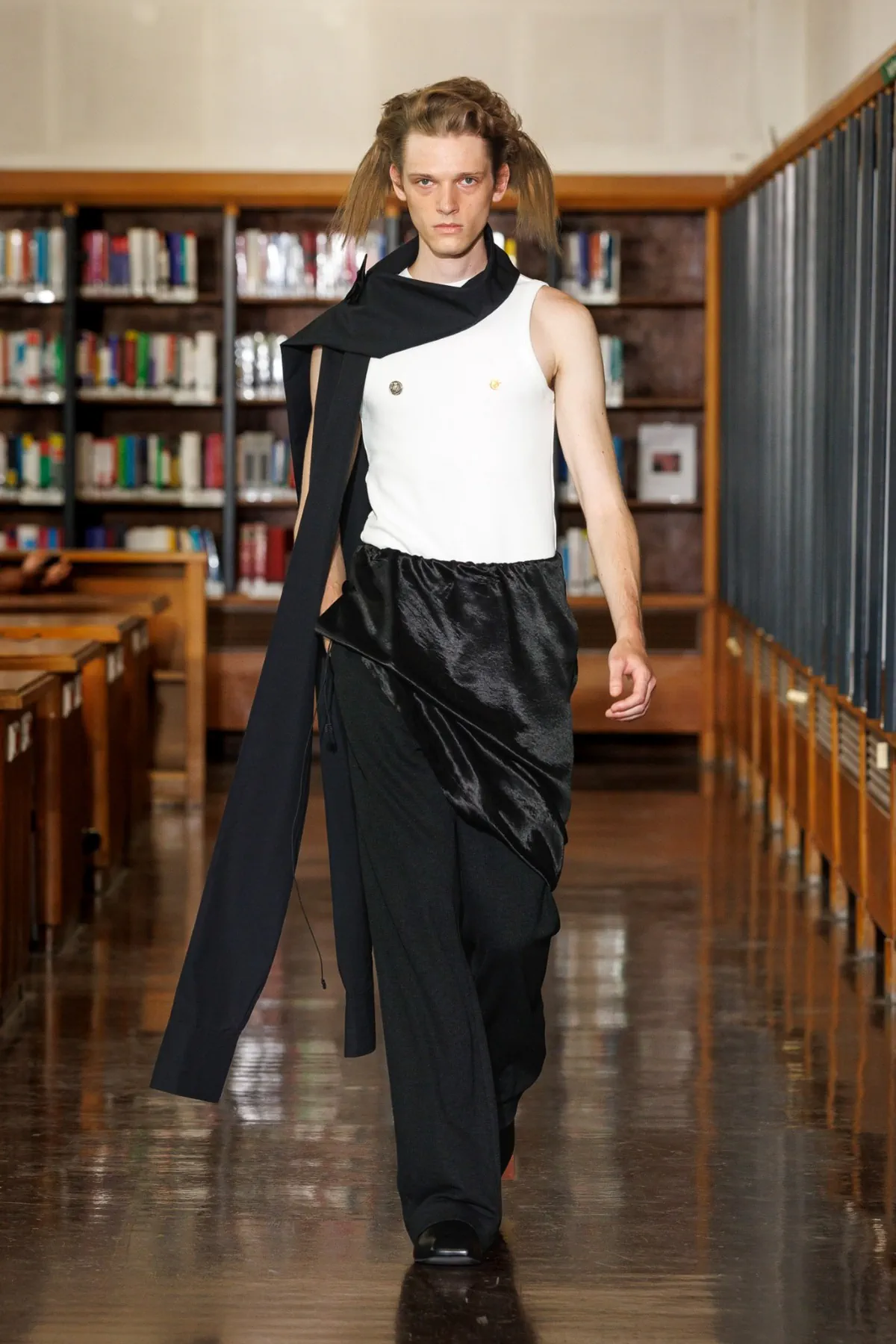 Printemps 2026, SEAN SUEN transforme la bibliothèque parisienne en théâtre onirique