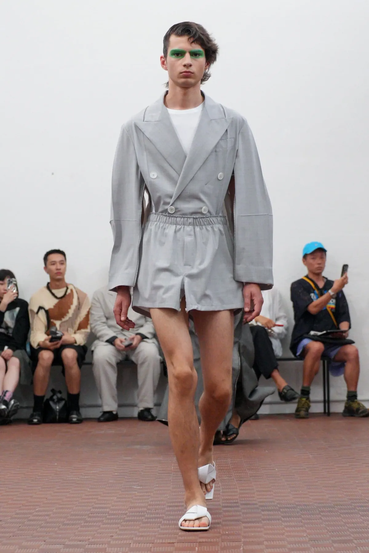 Setchu Spring Summer 2026 Milan Fashion Week 10 Pour Printemps 2026, Setchu repousse les limites de la mode masculine avec ses créations transformables