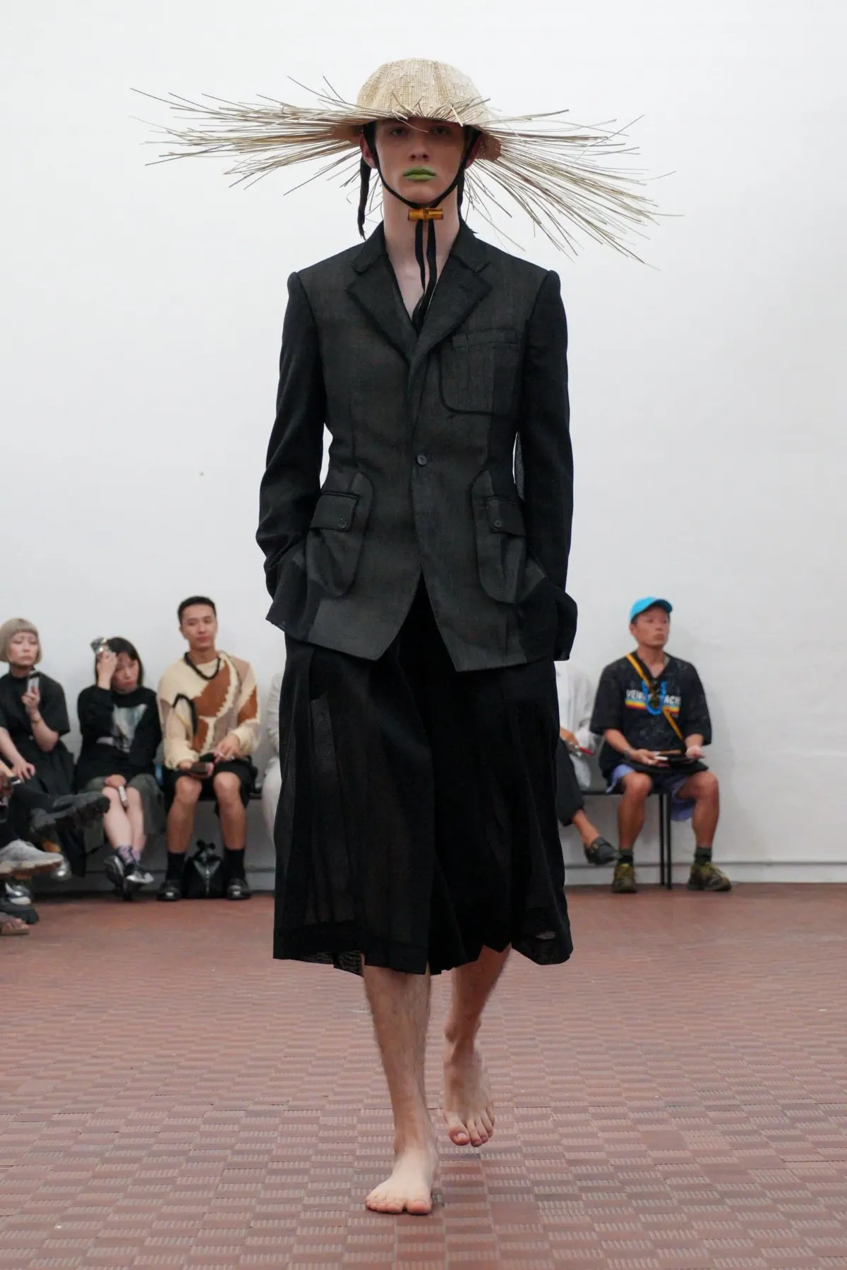 Setchu Spring Summer 2026 Milan Fashion Week 11 Pour Printemps 2026, Setchu repousse les limites de la mode masculine avec ses créations transformables