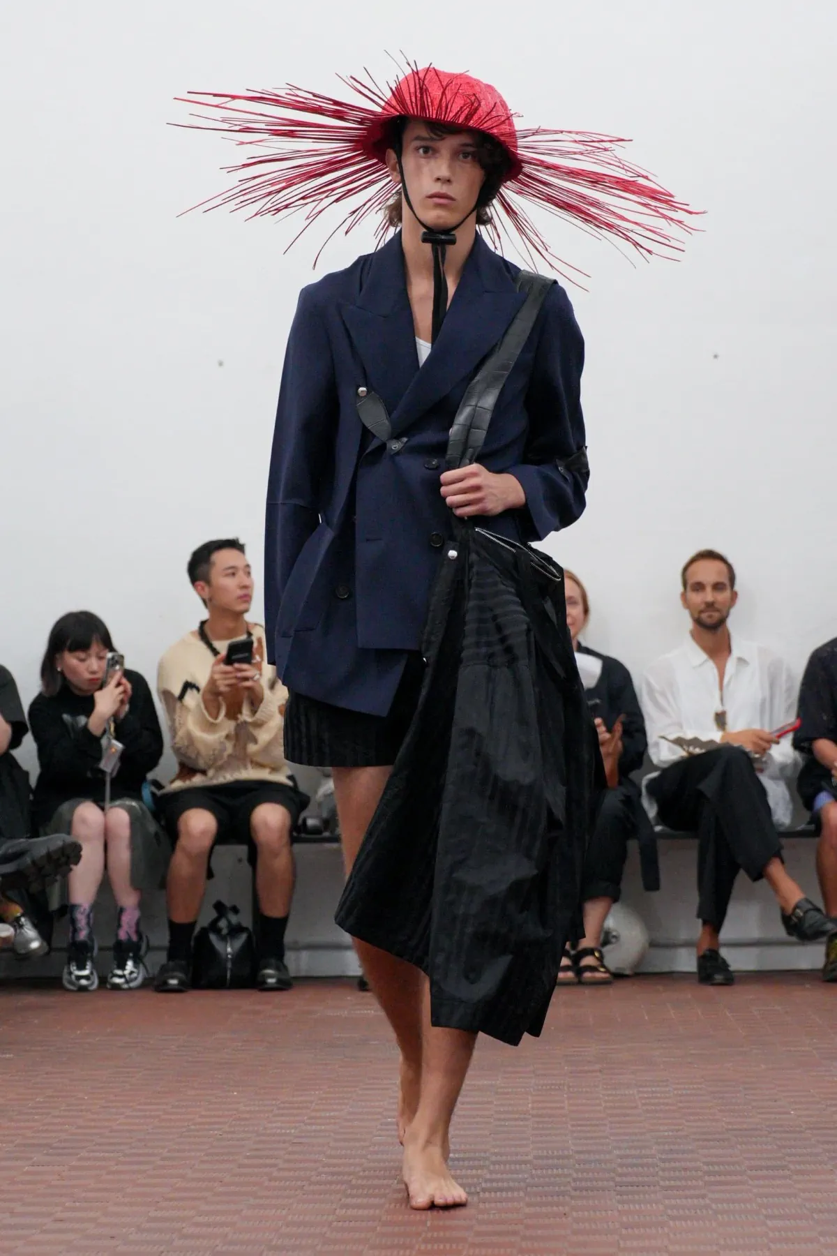 Setchu Spring Summer 2026 Milan Fashion Week 4 Pour Printemps 2026, Setchu repousse les limites de la mode masculine avec ses créations transformables