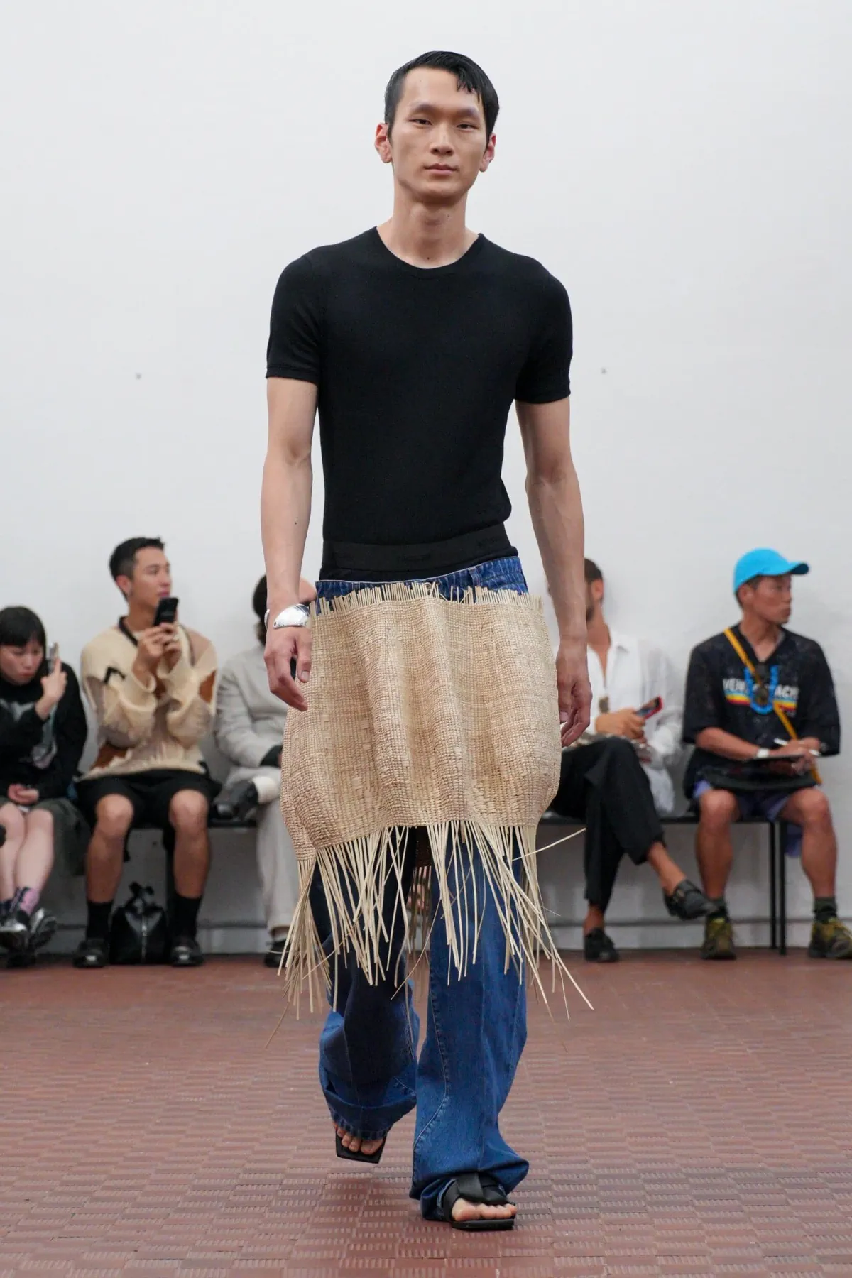 Setchu Spring Summer 2026 Milan Fashion Week 8 Pour Printemps 2026, Setchu repousse les limites de la mode masculine avec ses créations transformables