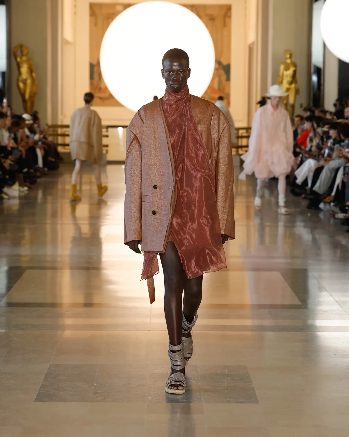Songzio Spring Summer 2026 Paris Fashion Week 2 SONGZIO Printemps 2026 : vers une approche sculpturale inédite