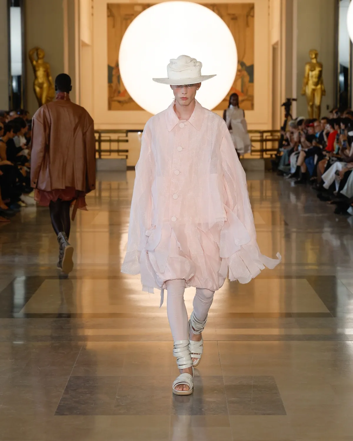 Songzio Spring Summer 2026 Paris Fashion Week 3 SONGZIO Printemps 2026 : vers une approche sculpturale inédite