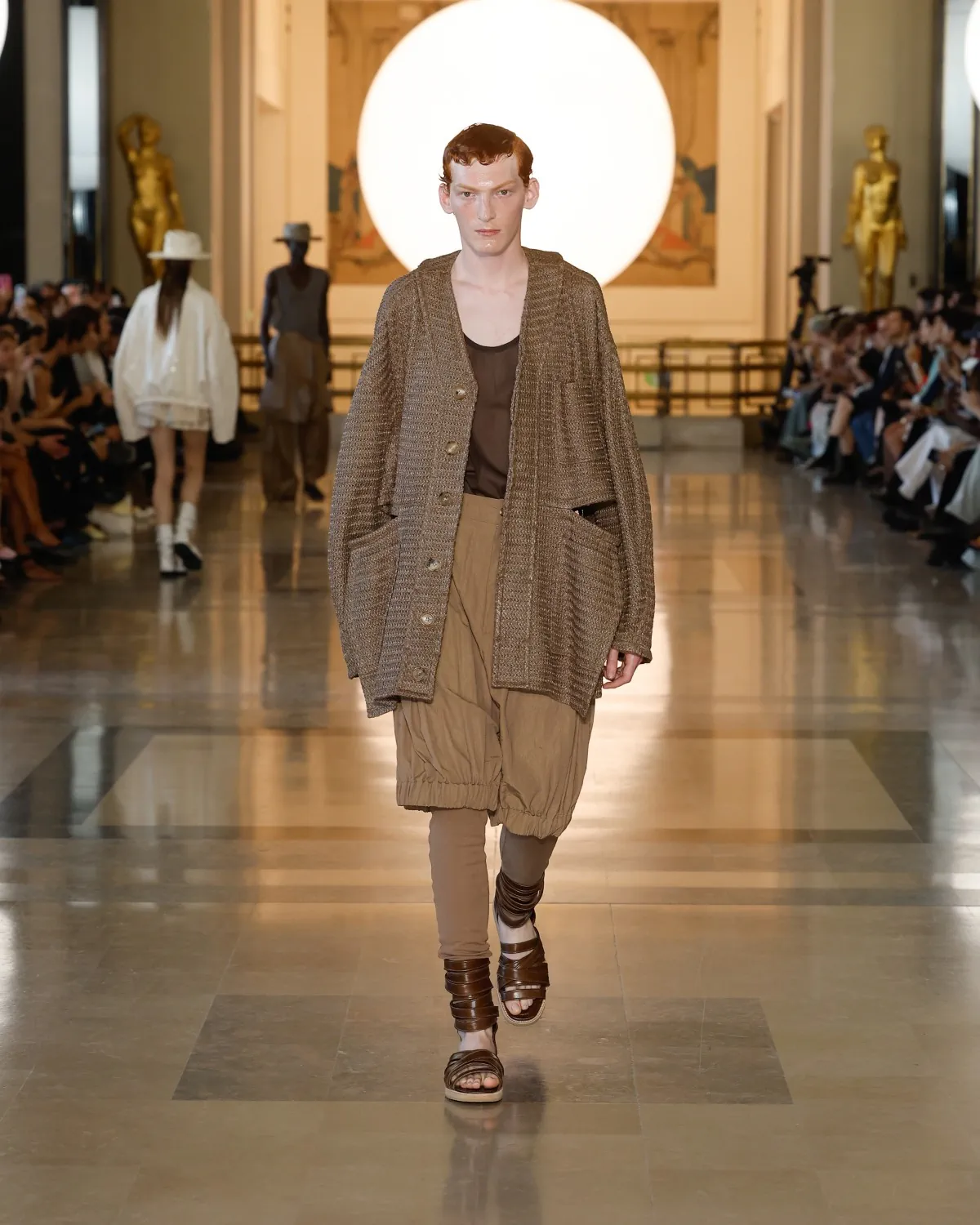 Songzio Spring Summer 2026 Paris Fashion Week 4 SONGZIO Printemps 2026 : vers une approche sculpturale inédite