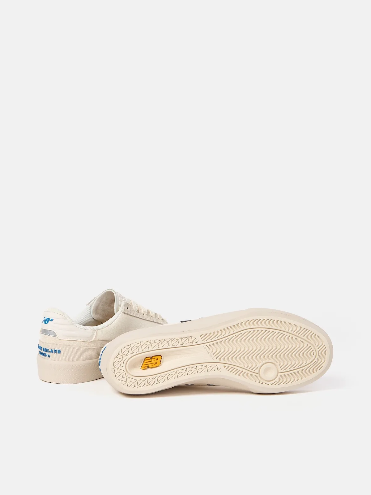 Stone Island x New Balance Chaussures de skate nautique 11 Stone Island et New Balance lancent leur première chaussure de skateboard avec une toile réactive à la lumière