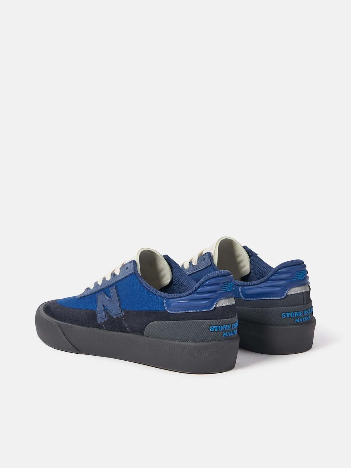 Stone Island x New Balance Chaussures de skate nautique 3 Stone Island et New Balance lancent leur première chaussure de skateboard avec une toile réactive à la lumière