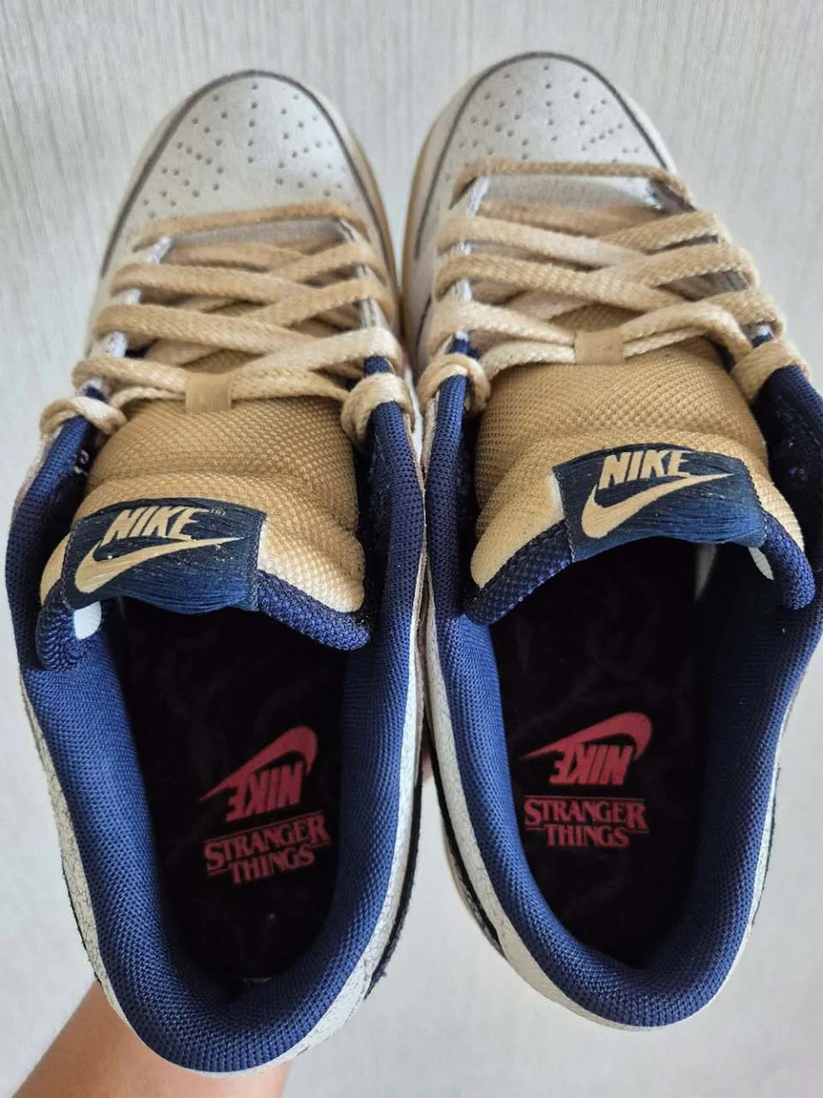 Stranger Things x Nike Dunk Low Pack 4 Les Stranger Things x Nike Dunk Low sont prévues pour la saison festive 2025