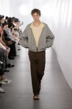 System Spring Summer 2026 Paris Fashion Week 1 SYSTEM célèbre la liberté urbaine masculine pour le printemps 2026