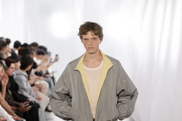 SYSTEM célèbre la liberté urbaine masculine pour le printemps 2026