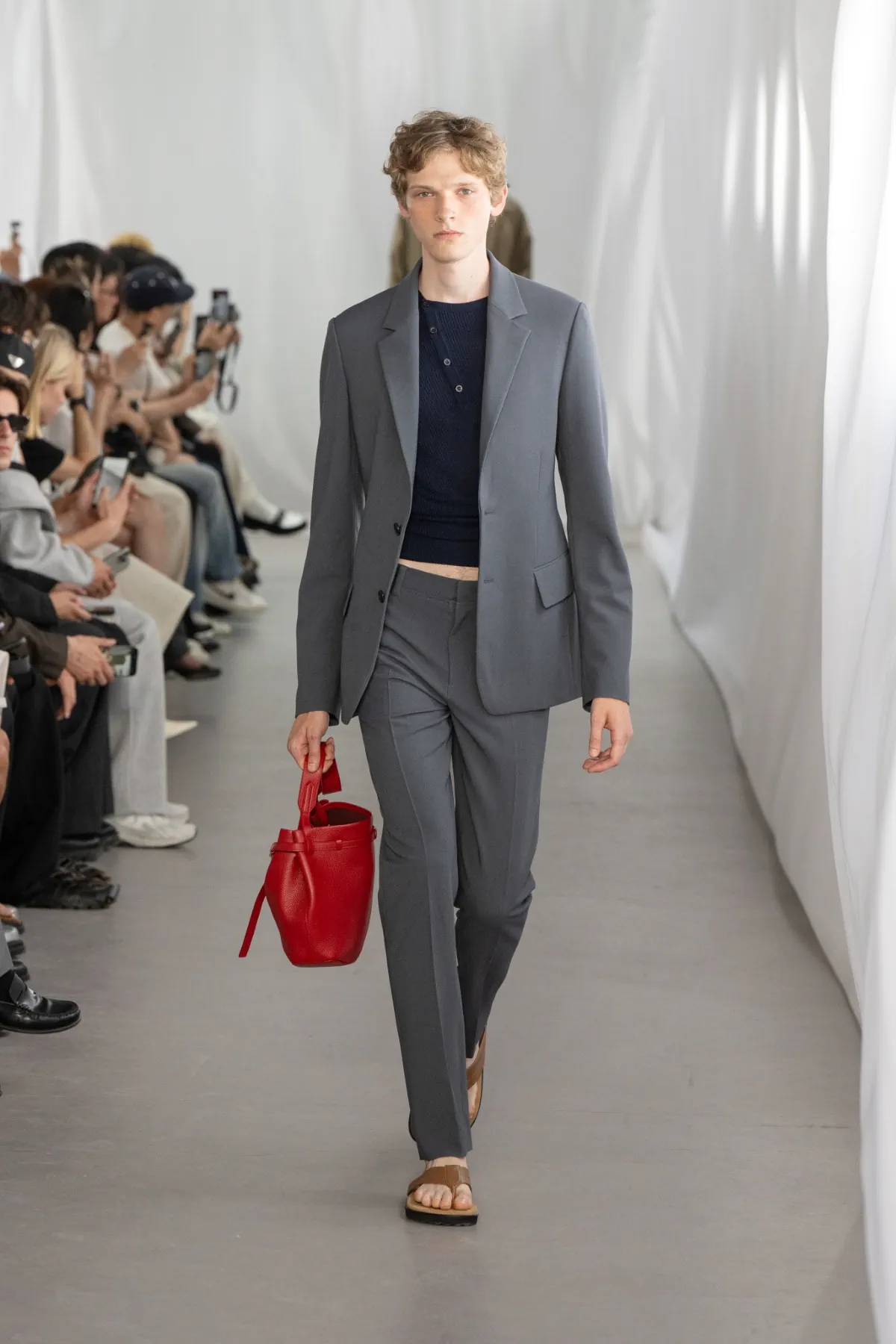 SYSTEM célèbre la liberté urbaine masculine pour le printemps 2026