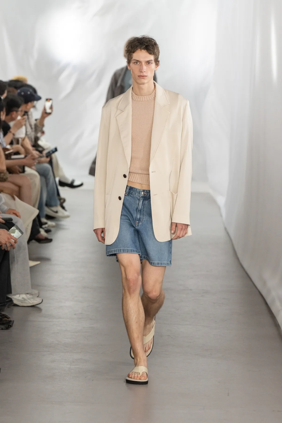 SYSTEM célèbre la liberté urbaine masculine pour le printemps 2026