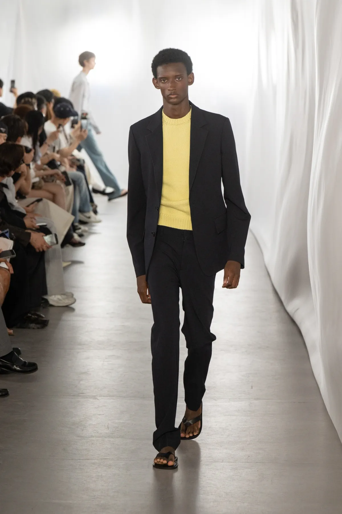 SYSTEM célèbre la liberté urbaine masculine pour le printemps 2026