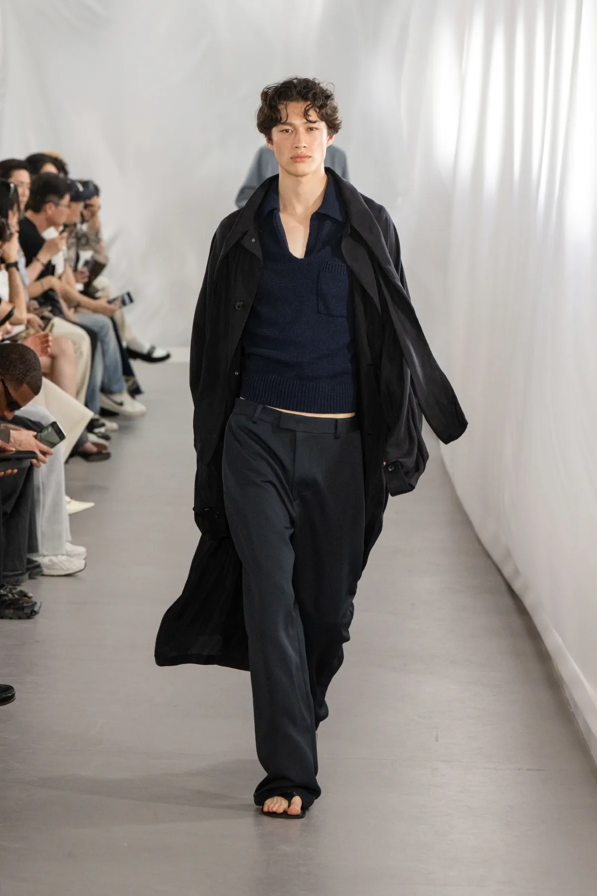 SYSTEM célèbre la liberté urbaine masculine pour le printemps 2026