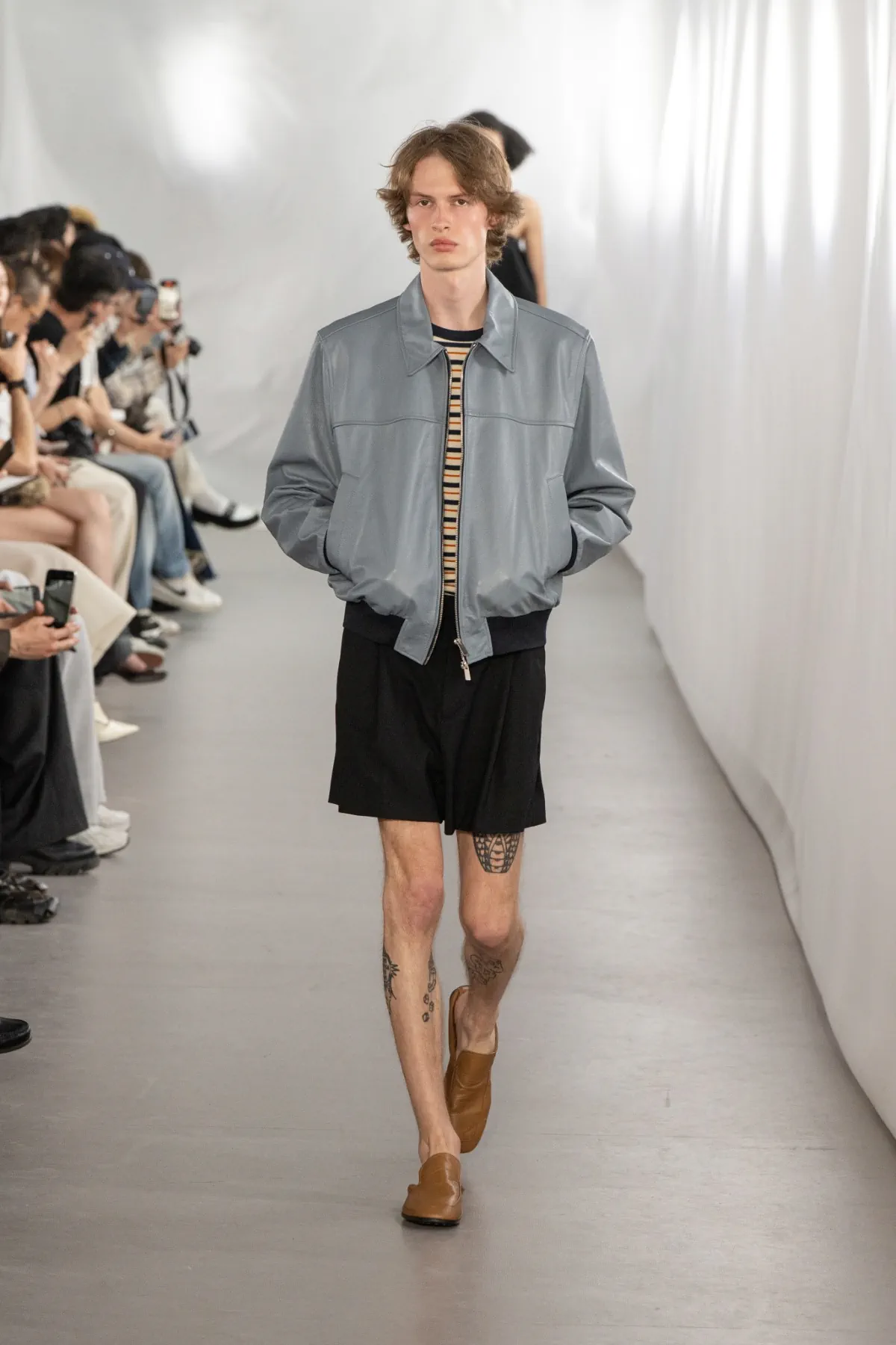 SYSTEM célèbre la liberté urbaine masculine pour le printemps 2026