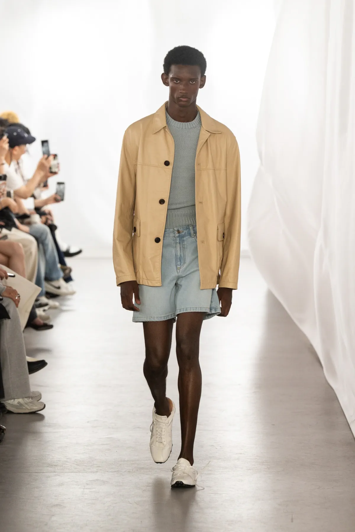 SYSTEM célèbre la liberté urbaine masculine pour le printemps 2026