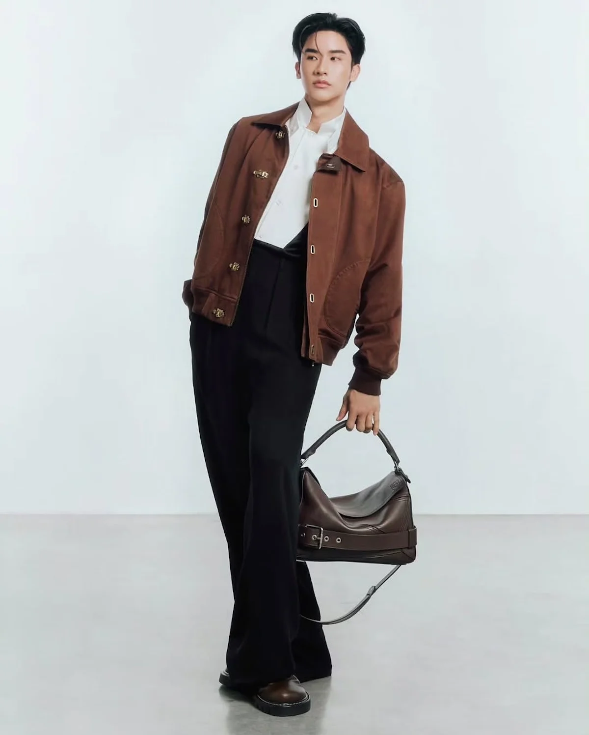 Tawan Vihokratana x LOEWE 1 LOEWE choisit l'acteur thaïlandais Tawan Vihokratana comme nouvel ambassadeur de marque