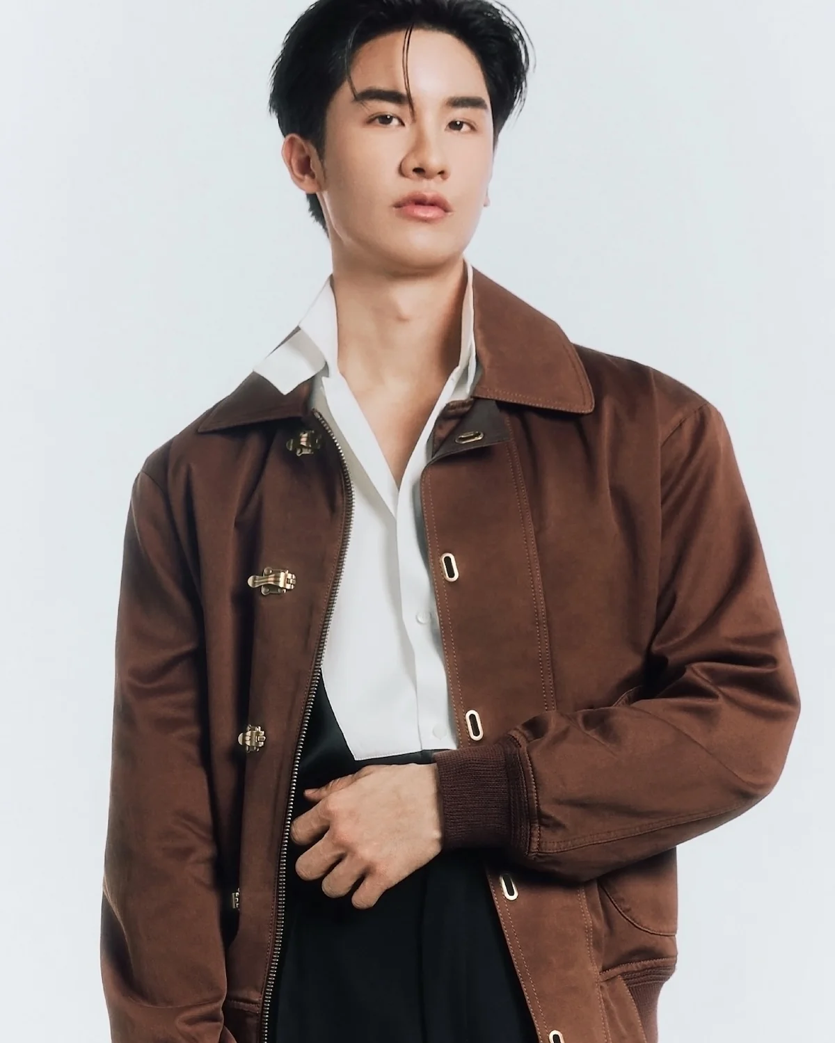 Tawan Vihokratana x LOEWE 2 LOEWE choisit l'acteur thaïlandais Tawan Vihokratana comme nouvel ambassadeur de marque