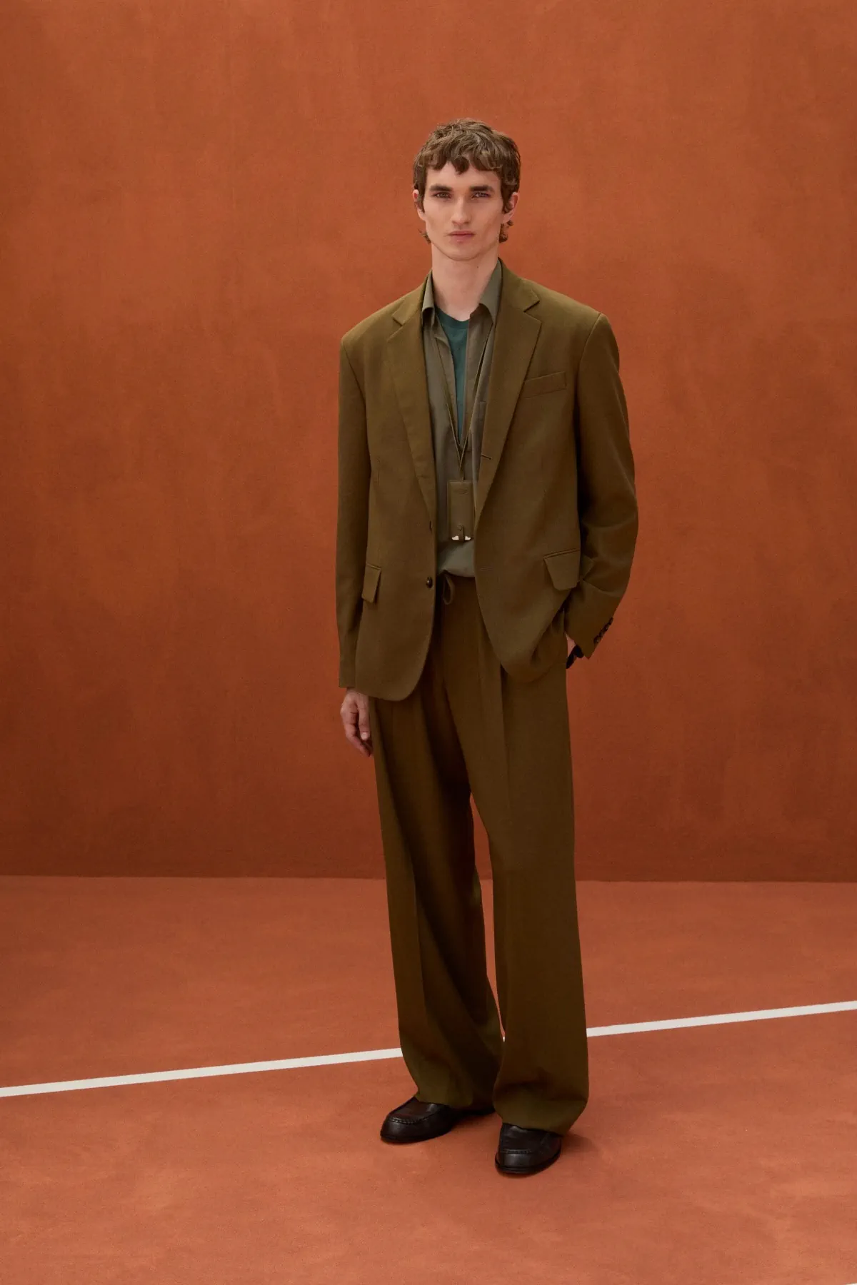La collection Printemps 2026 de Tod's transforme Villa Necchi Campiglio en club exclusif italien