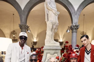 Pour le printemps 2026, Tommy Hilfiger revisite le style preppy américain au Pitti Uomo