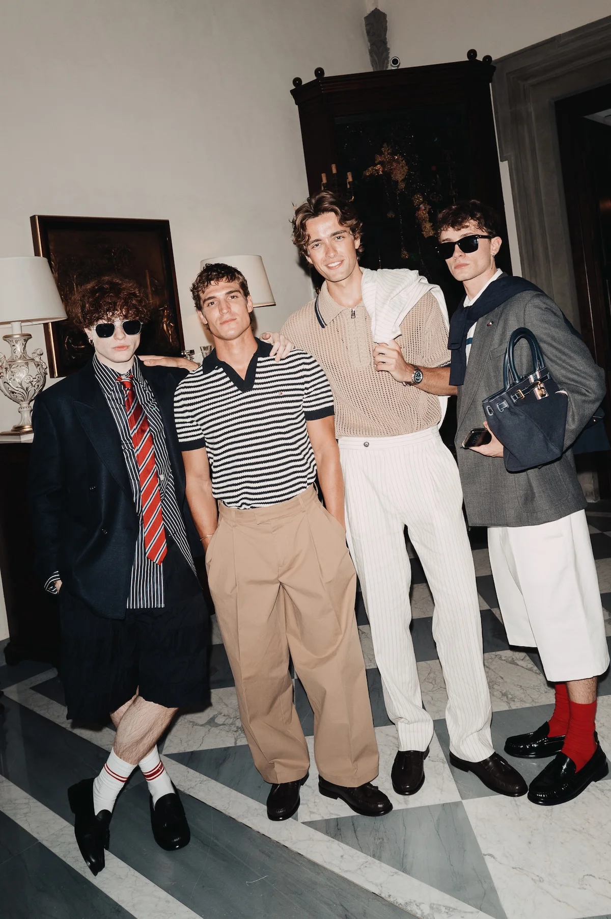 Tommy Hilfiger Printemps 2026 au Pitti Uomo 1 Pour le printemps 2026, Tommy Hilfiger revisite le style preppy américain au Pitti Uomo