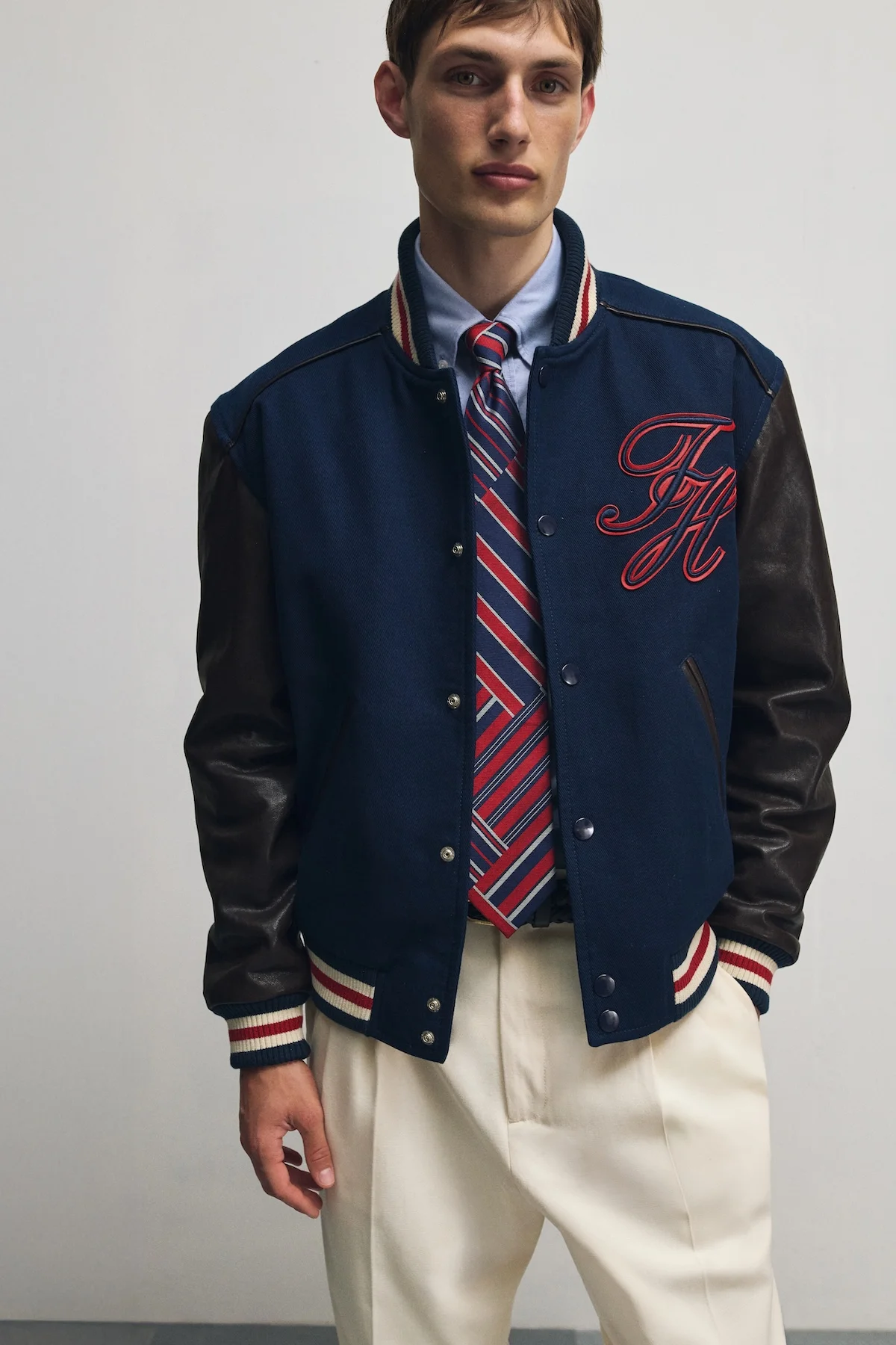 Tommy Hilfiger Printemps 2026 au Pitti Uomo 6 Pour le printemps 2026, Tommy Hilfiger revisite le style preppy américain au Pitti Uomo