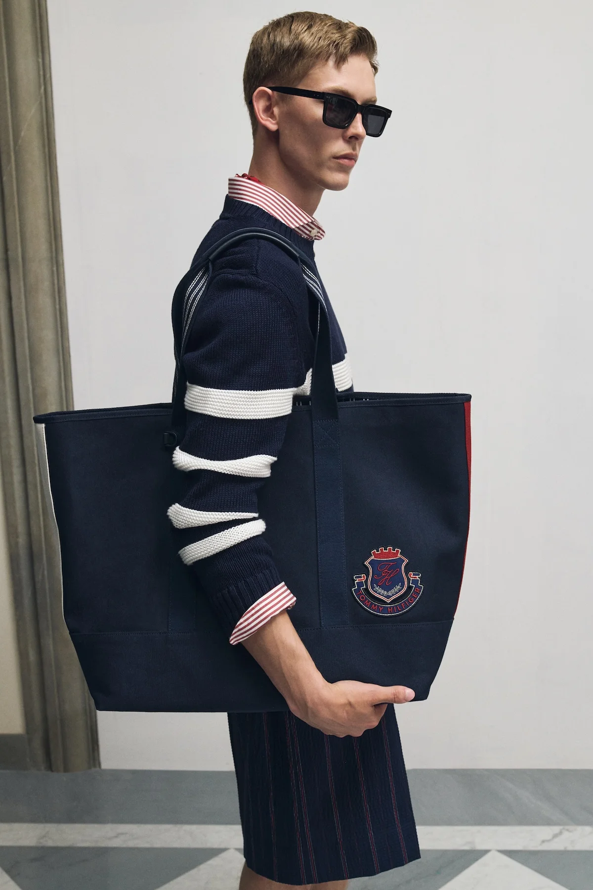 Tommy Hilfiger Printemps 2026 au Pitti Uomo 8 Pour le printemps 2026, Tommy Hilfiger revisite le style preppy américain au Pitti Uomo