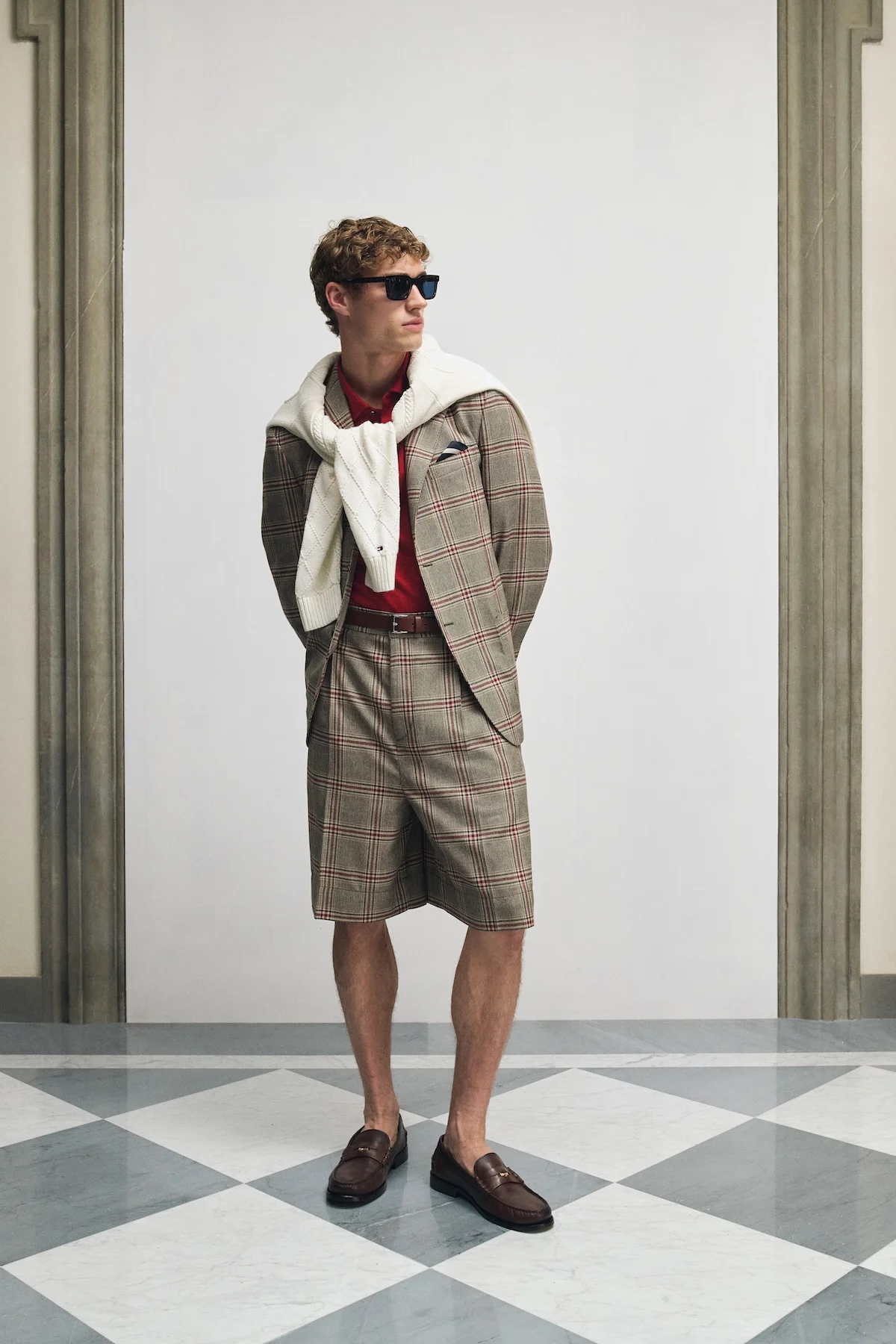 Tommy Hilfiger Printemps 2026 au Pitti Uomo 9 Pour le printemps 2026, Tommy Hilfiger revisite le style preppy américain au Pitti Uomo