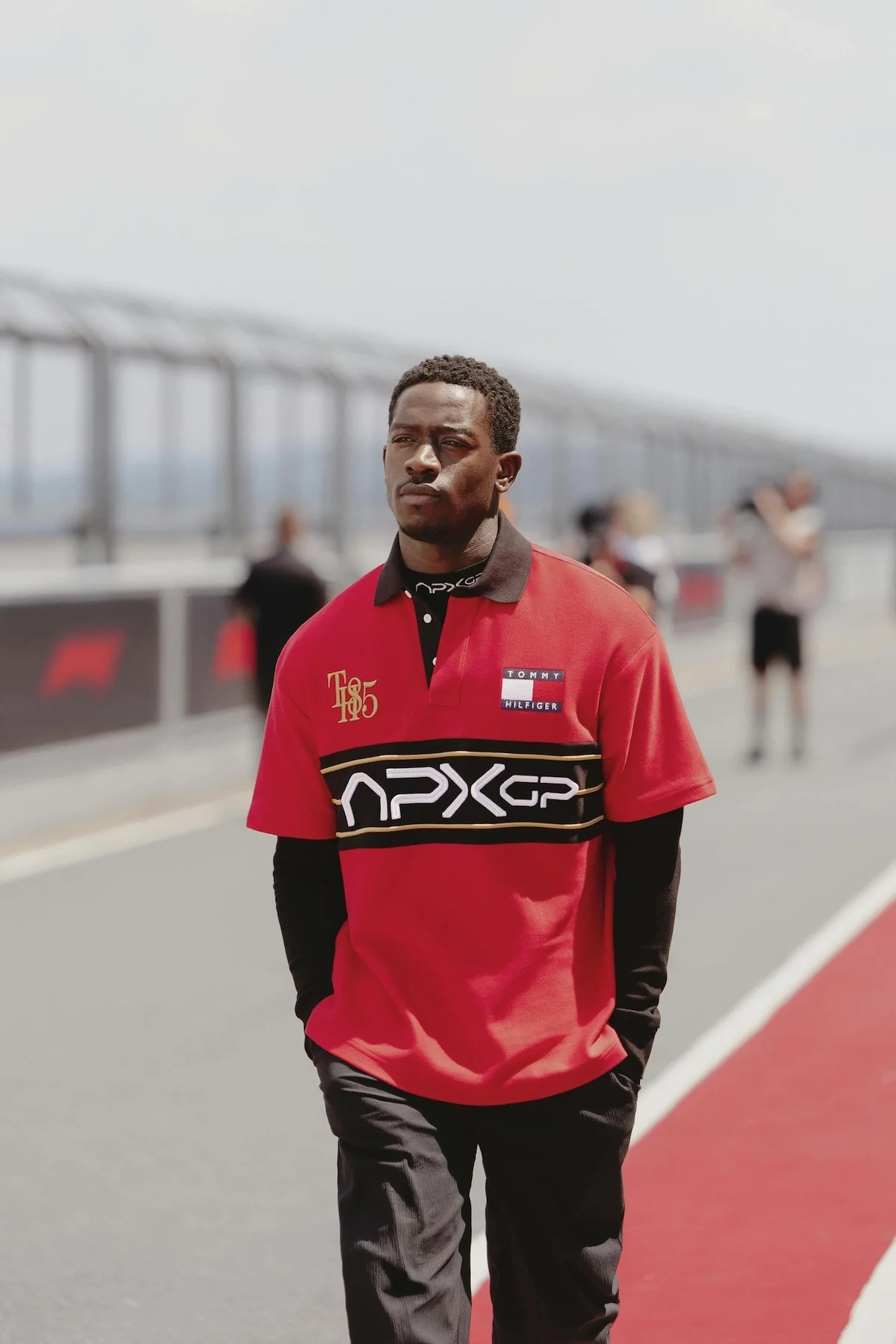 Tommy Hilfiger x F1 the Movie 2 Tommy Hilfiger lance la collection APXGP en collaboration avec le film « F1 The Movie » et l'acteur Damson Idris