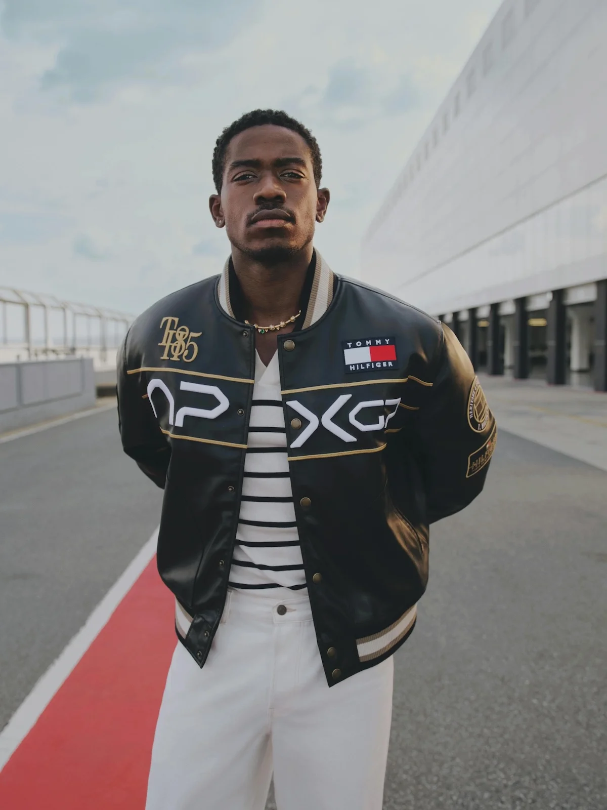 Tommy Hilfiger x F1 the Movie 4 Tommy Hilfiger lance la collection APXGP en collaboration avec le film « F1 The Movie » et l'acteur Damson Idris